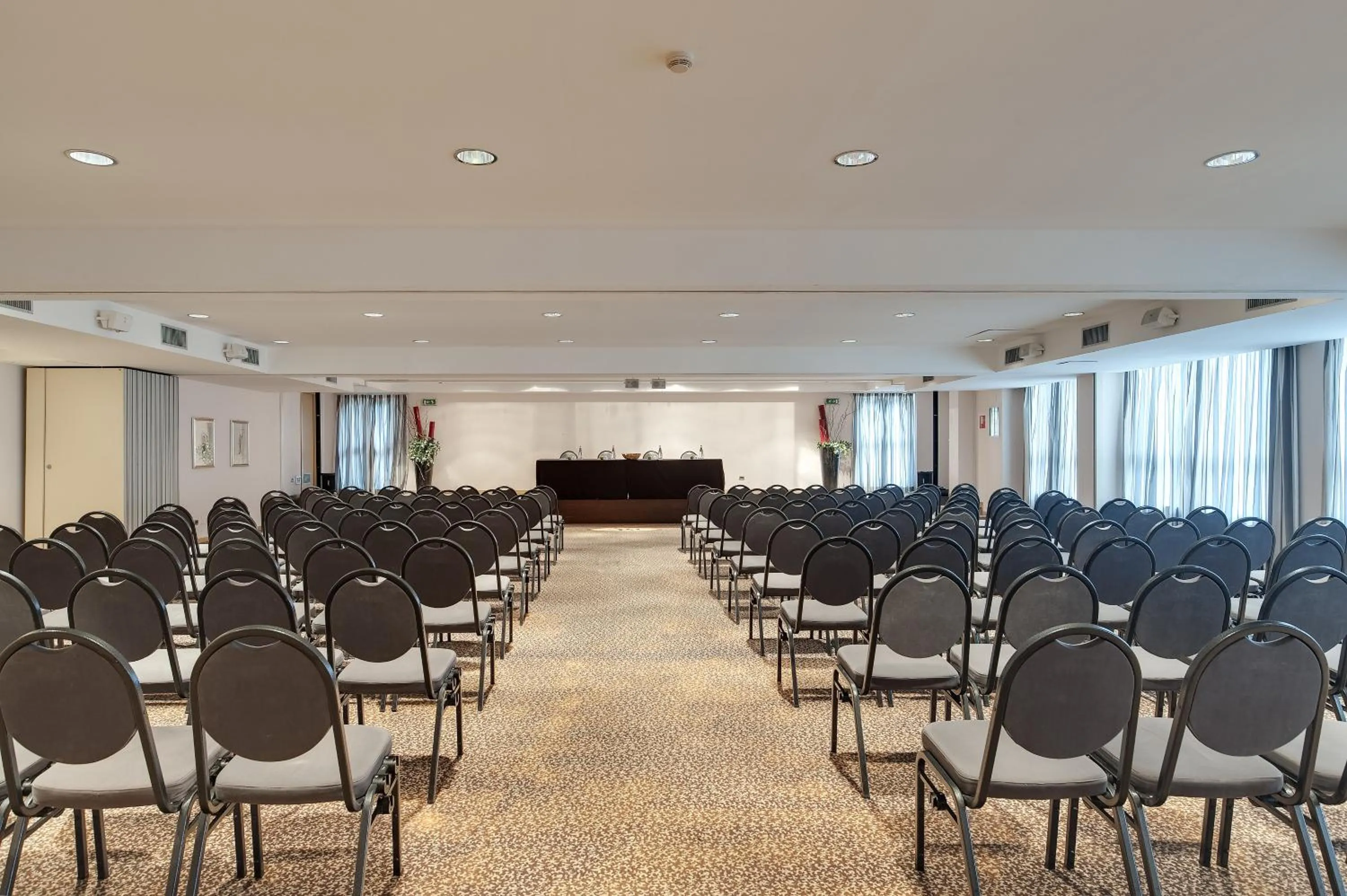 Business facilities in Occidental Aran Park