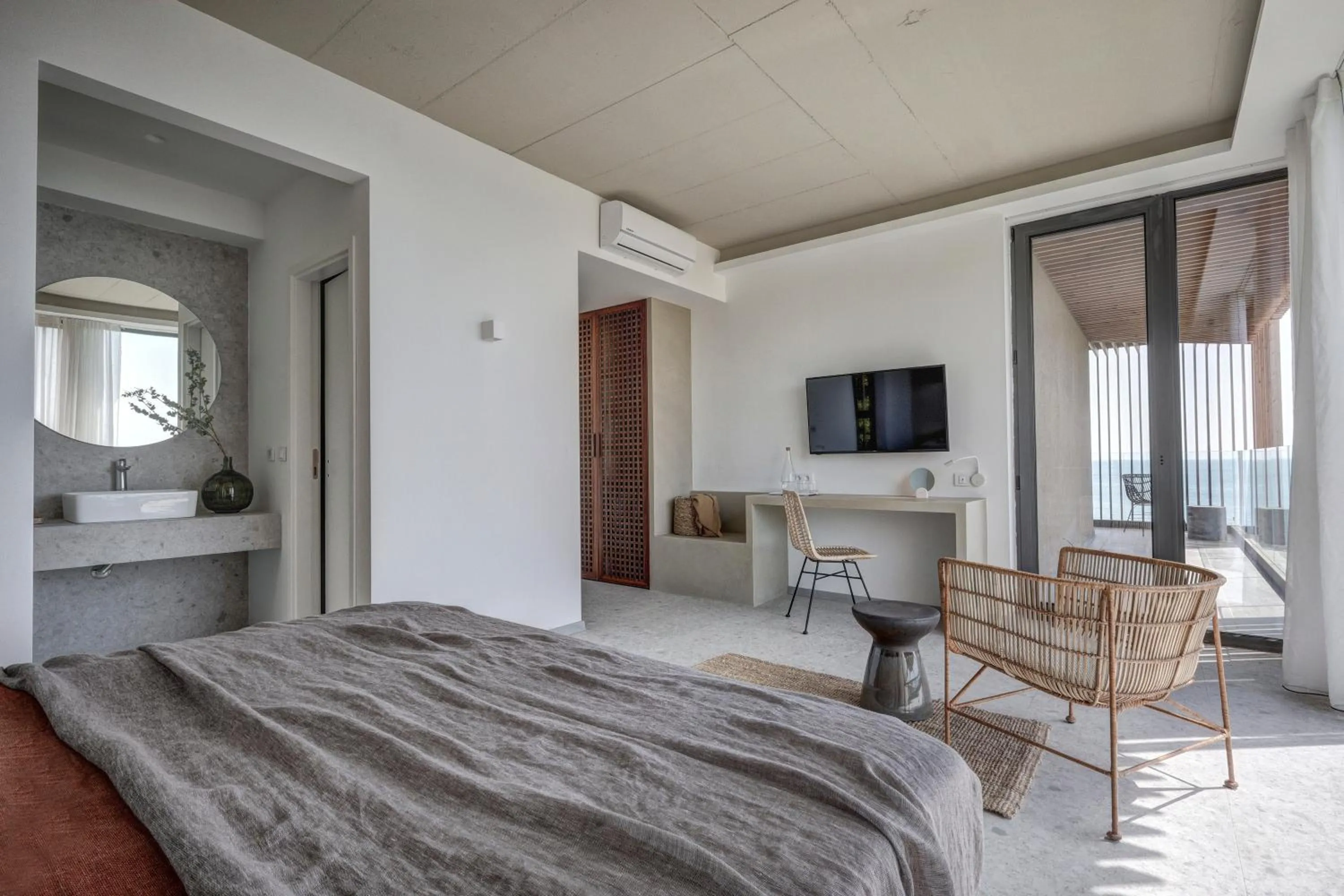 TV and multimedia in Umani Hotel - Free Beach - Free Parking