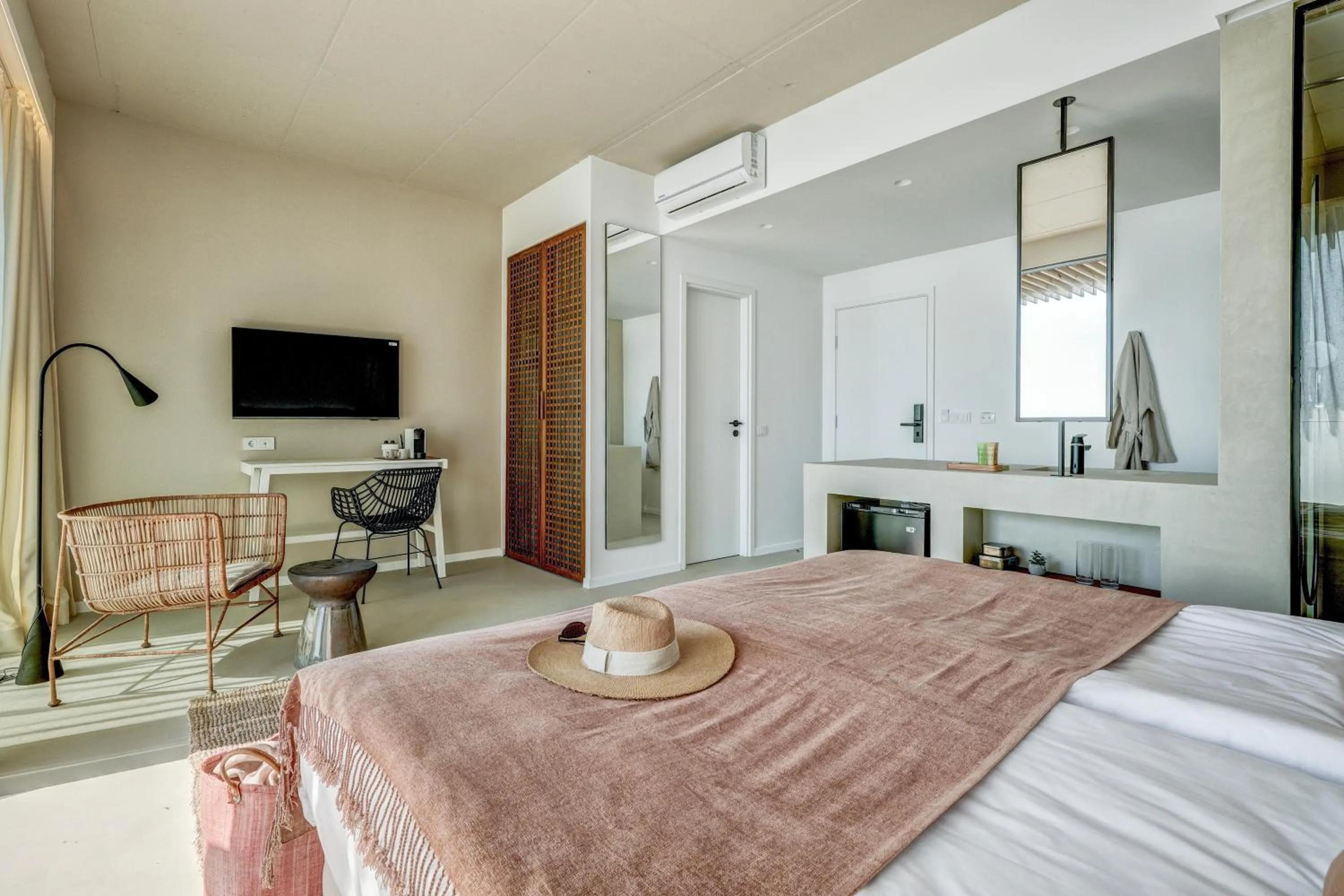 TV and multimedia in Umani Hotel - Free Beach - Free Parking