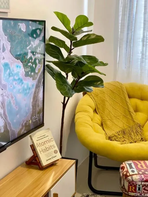Living room in 1BR Suite near Megamall, Boni & Shaw MRT Station