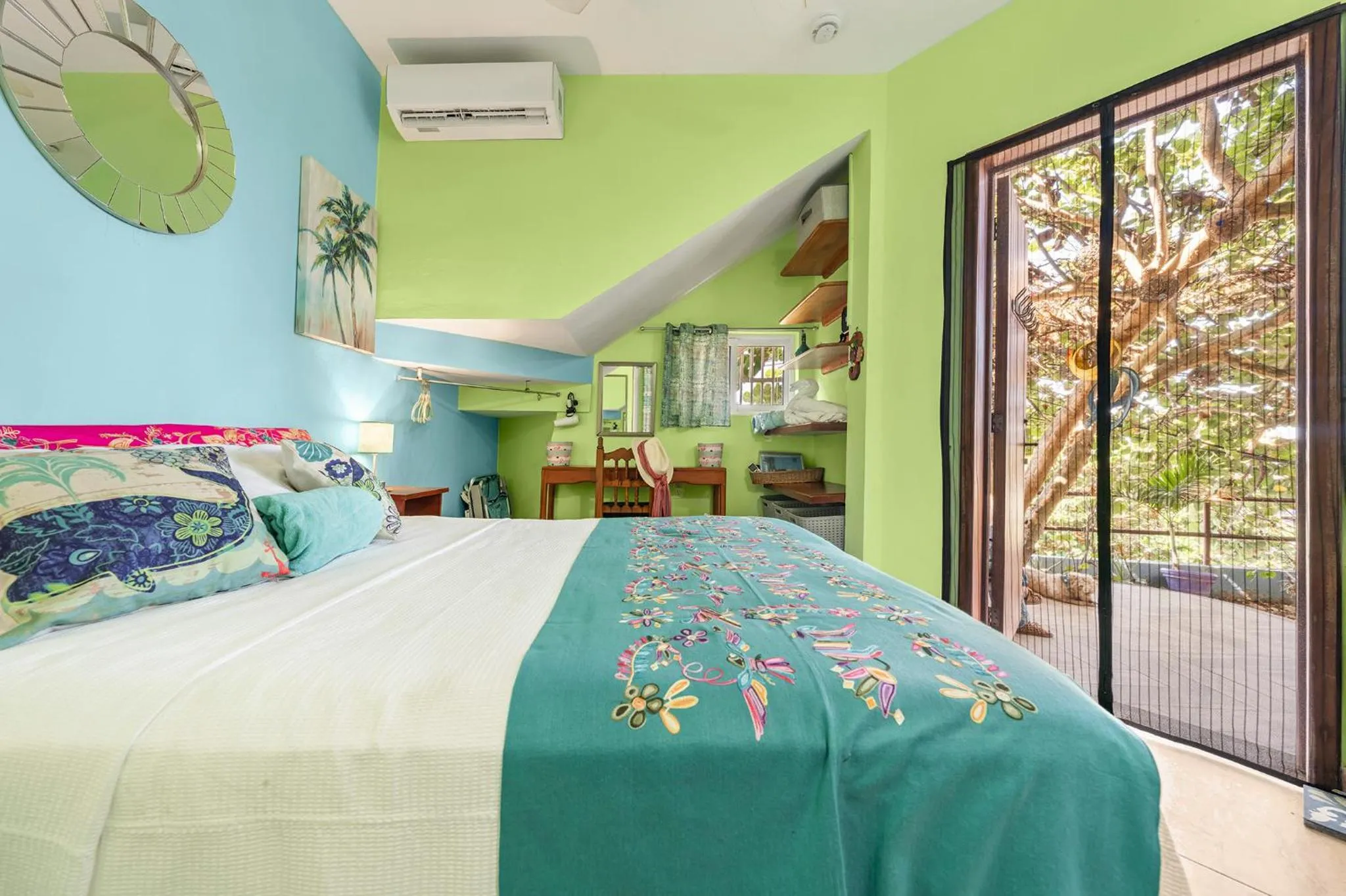 Bed in Casa Cielo Studio 1 with Tropical Garden Patio