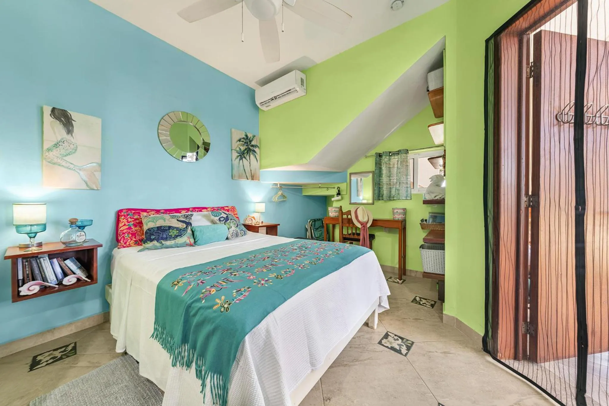Bed in Casa Cielo Studio 1 with Tropical Garden Patio