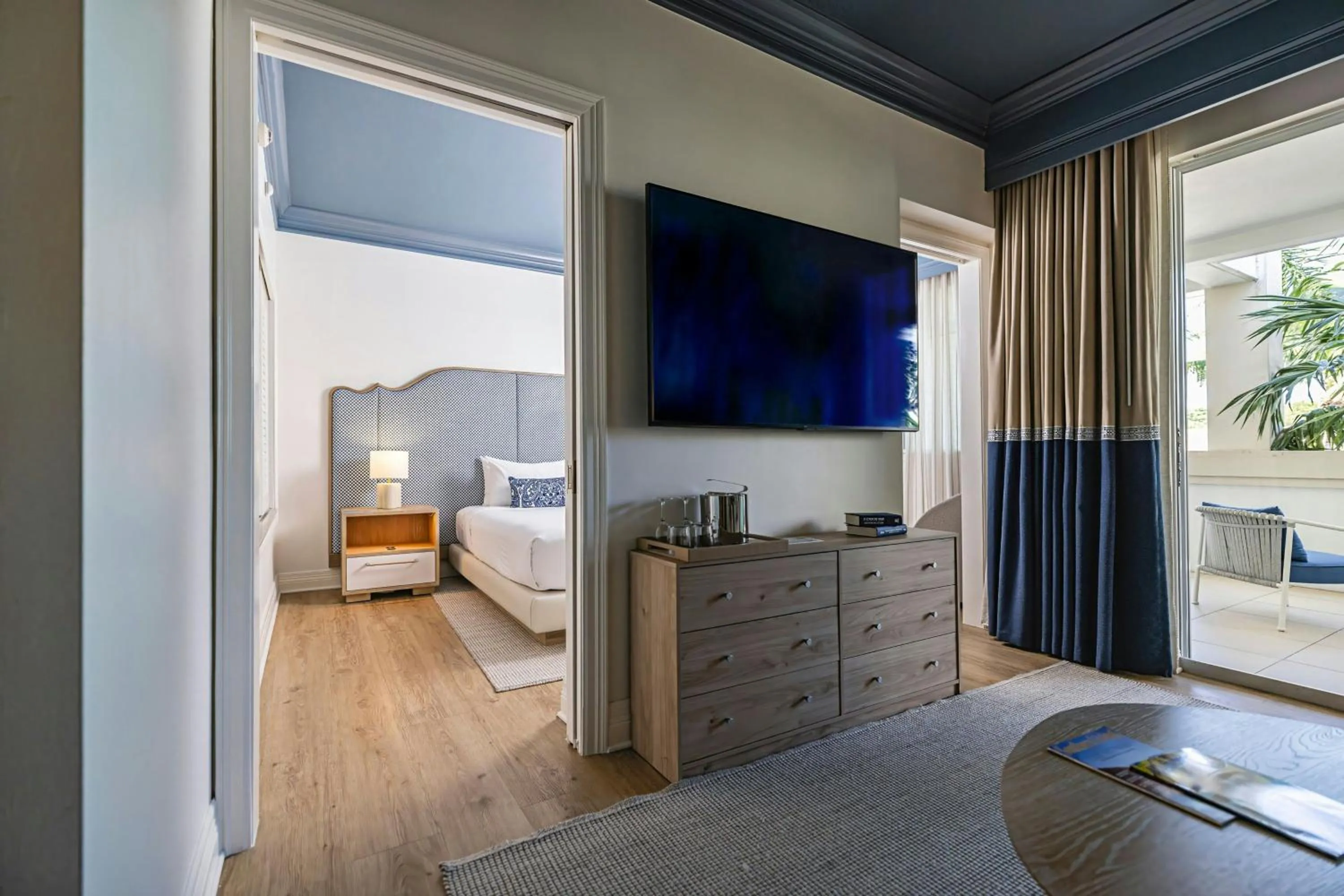 Living room, Bed in The Seagate Hotel, Golf & Beach Club, Autograph Collection