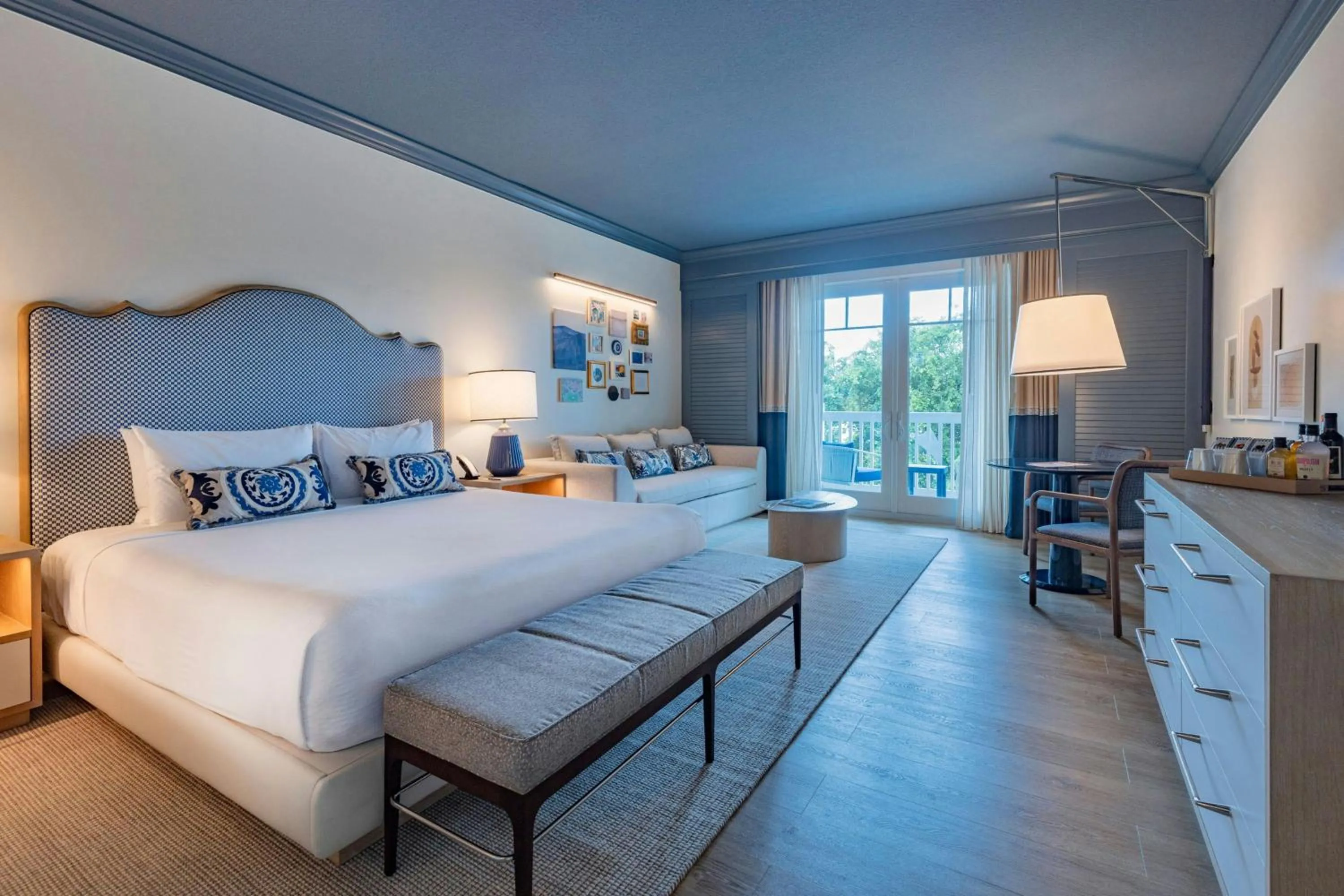 Swimming pool, Bed in The Seagate Hotel, Golf & Beach Club, Autograph Collection