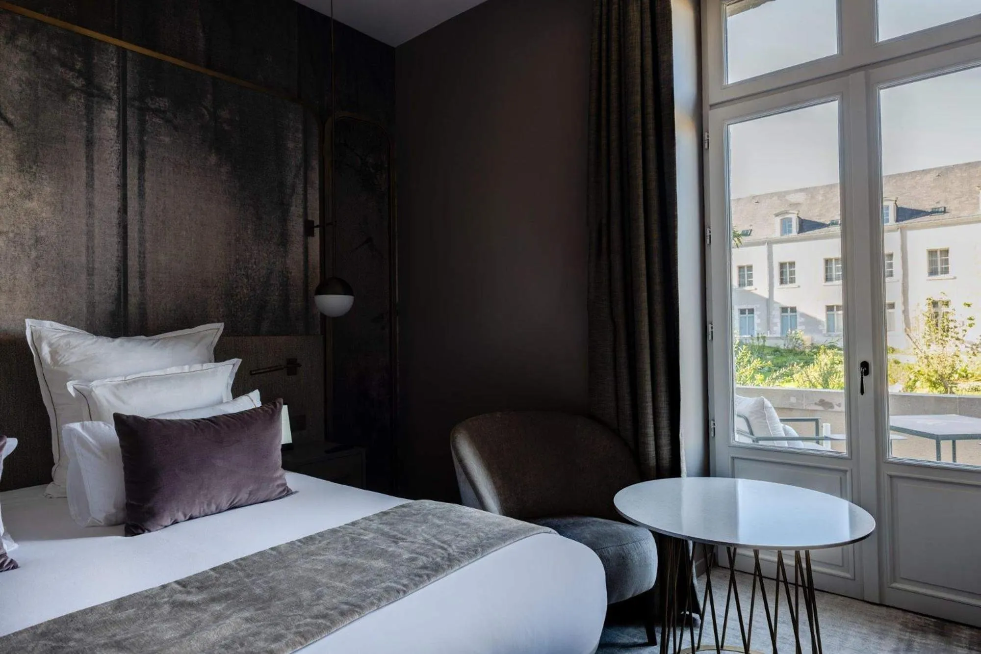 Bed in Fleur de Loire