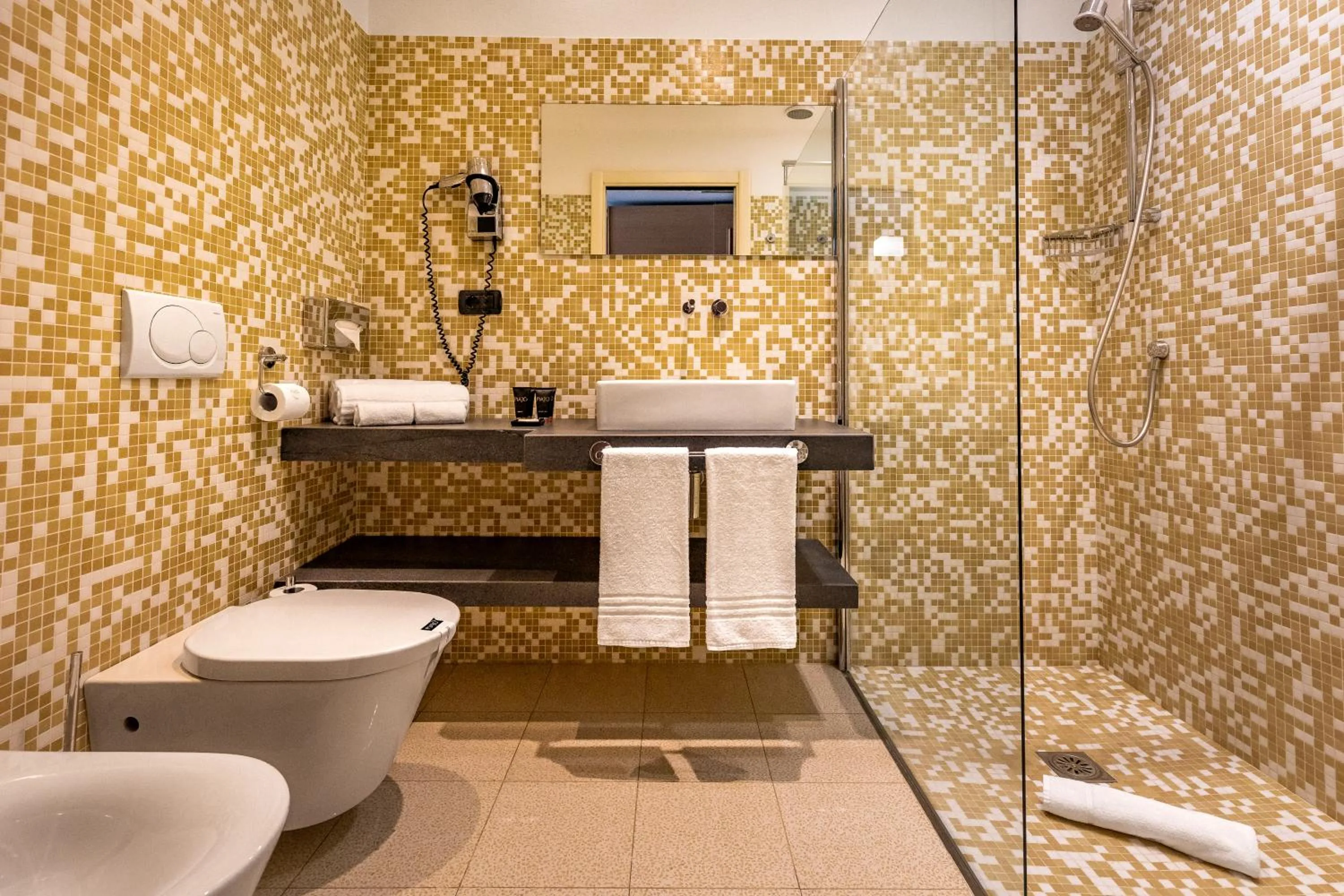 Shower in Phi Hotel Piajo