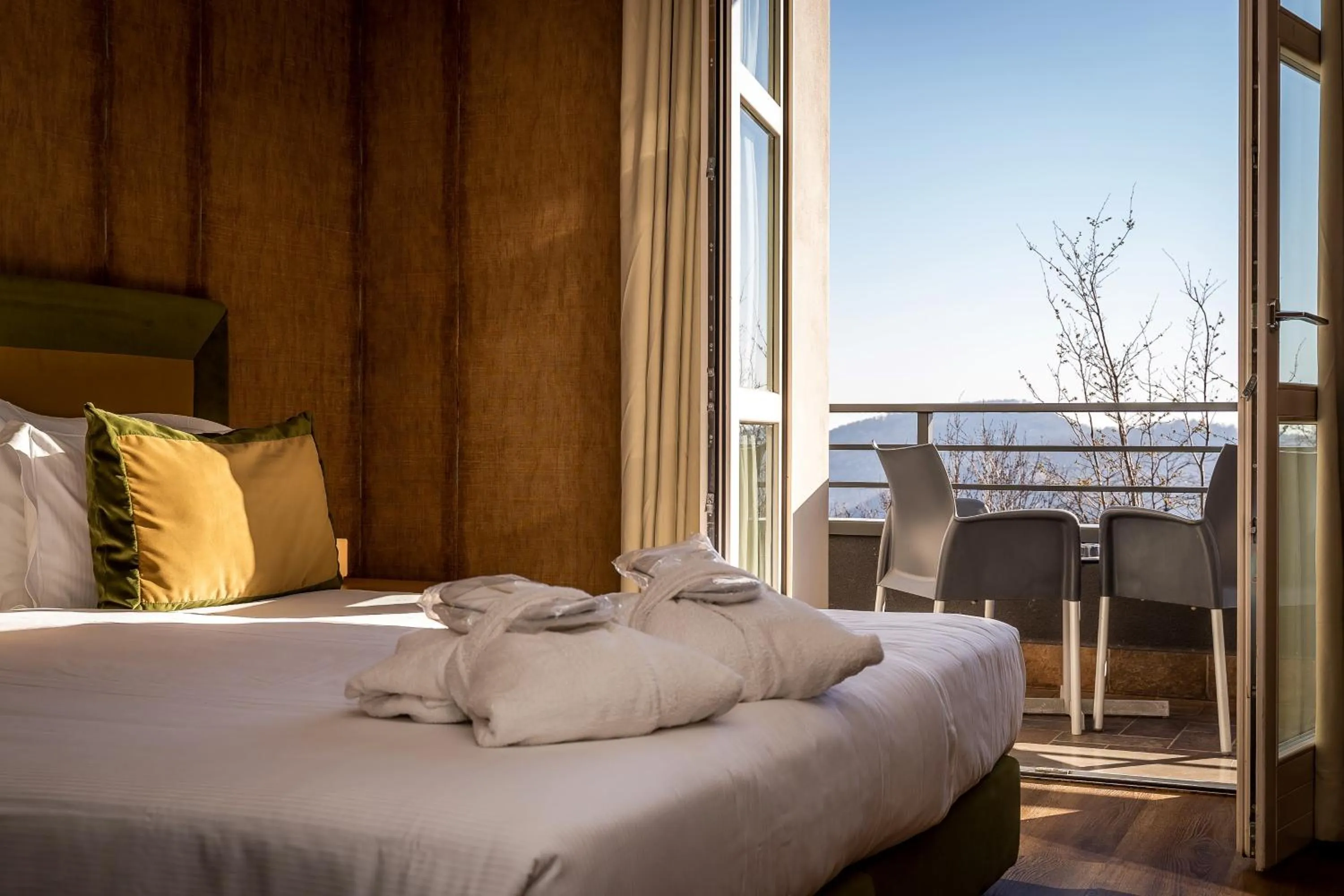 Balcony/Terrace, Bed in Phi Hotel Piajo