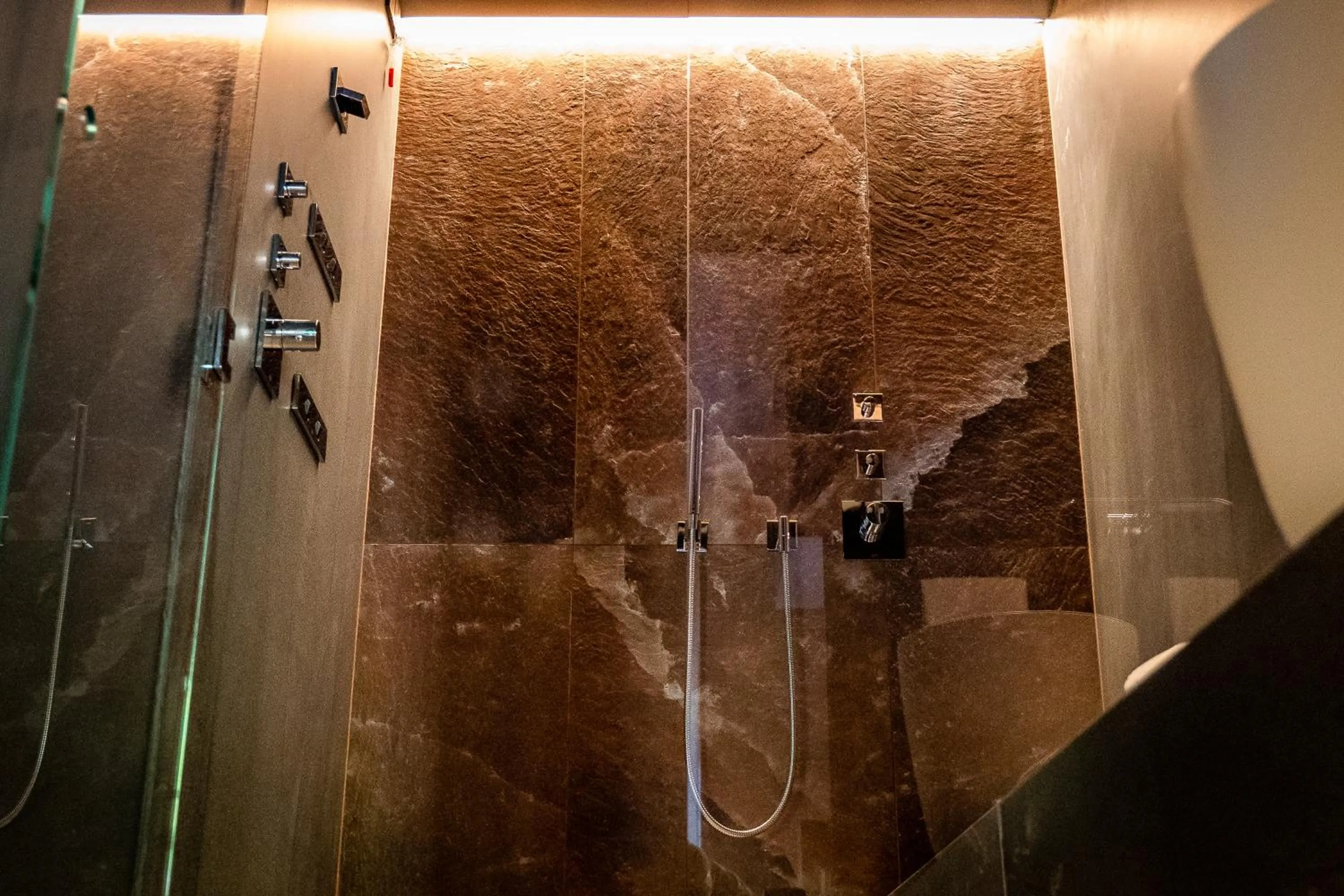 Shower in Phi Hotel Piajo