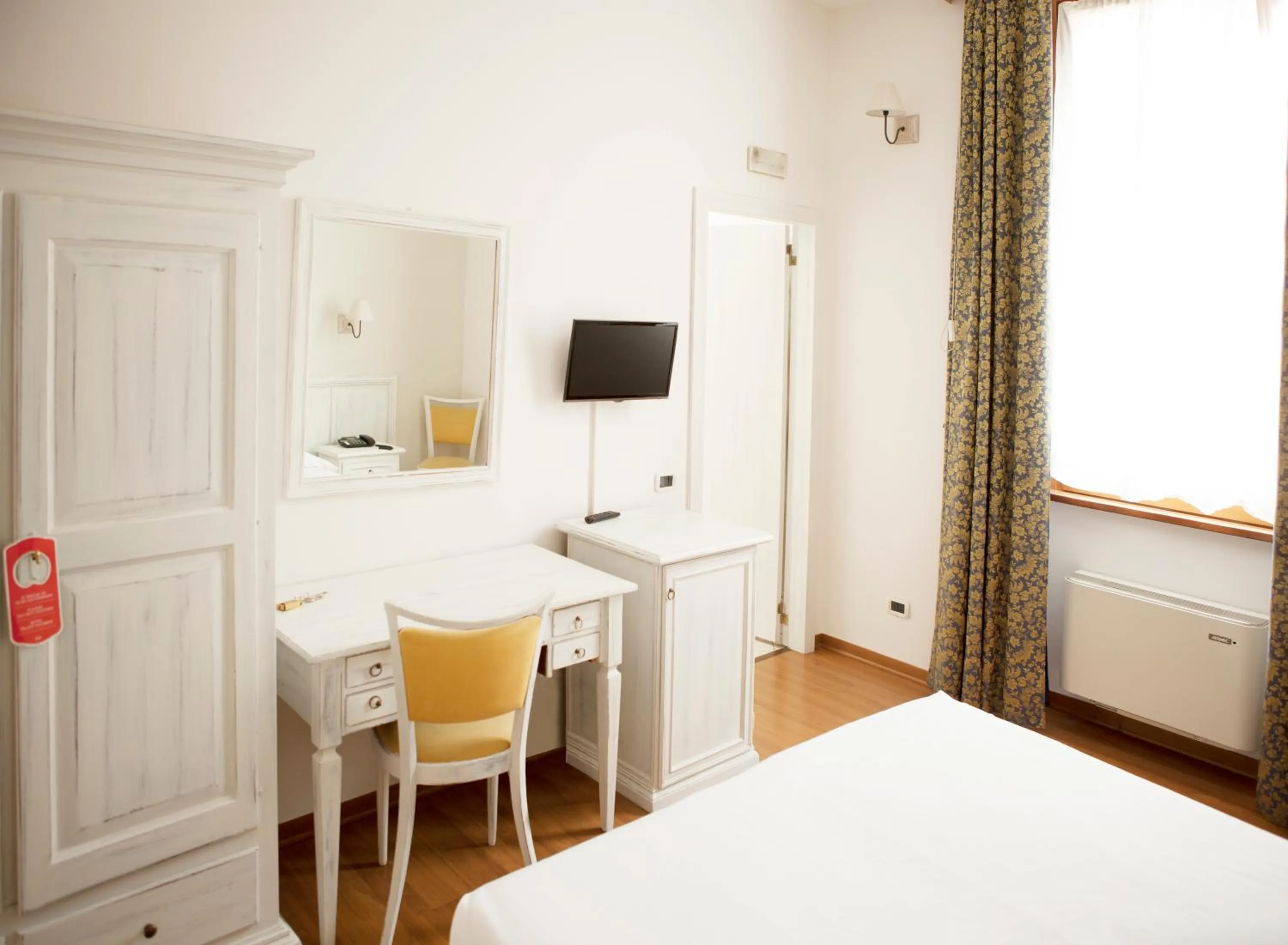 Bedroom, Bed in Hotel Sebino