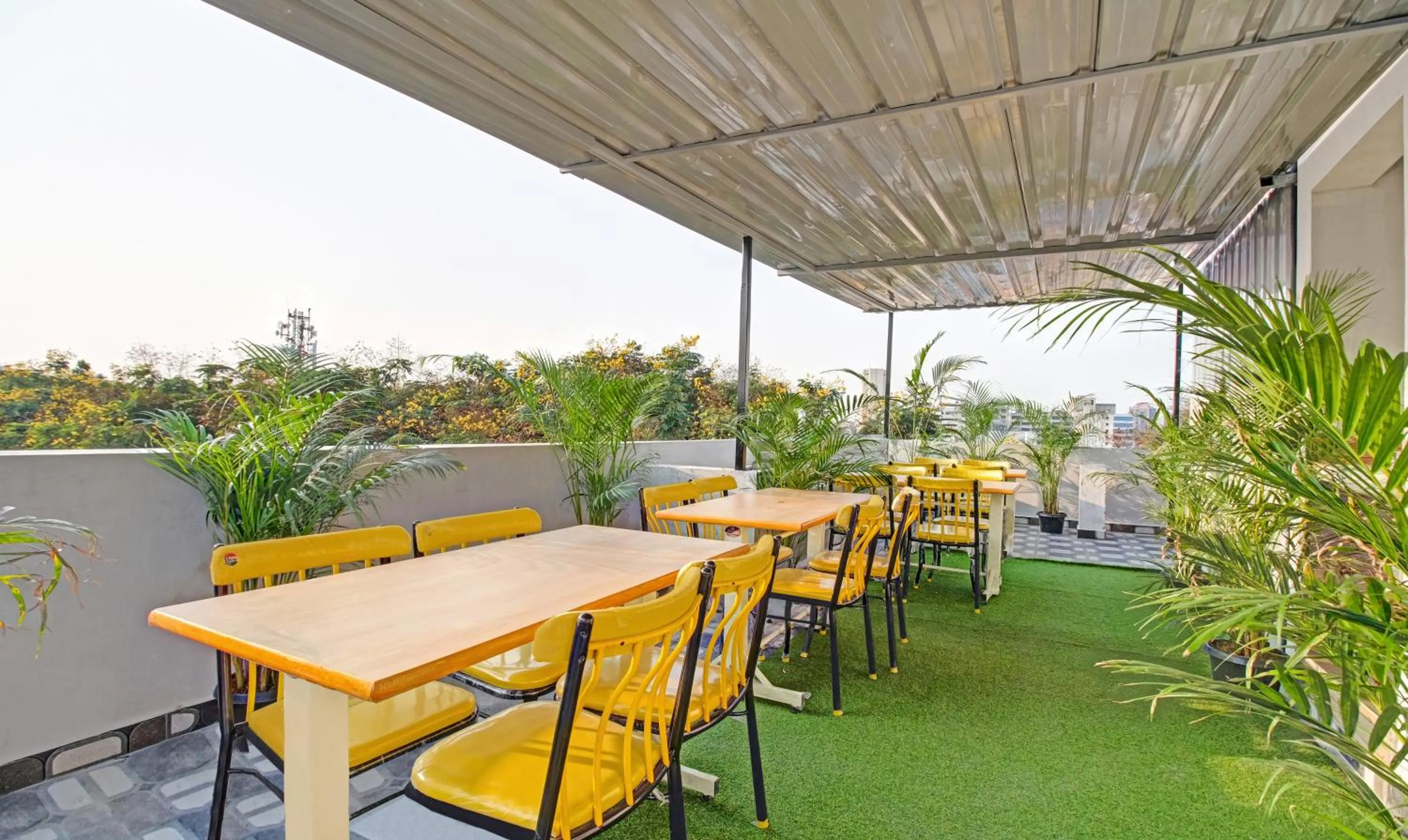 Restaurant/places to eat in Treebo White Inn