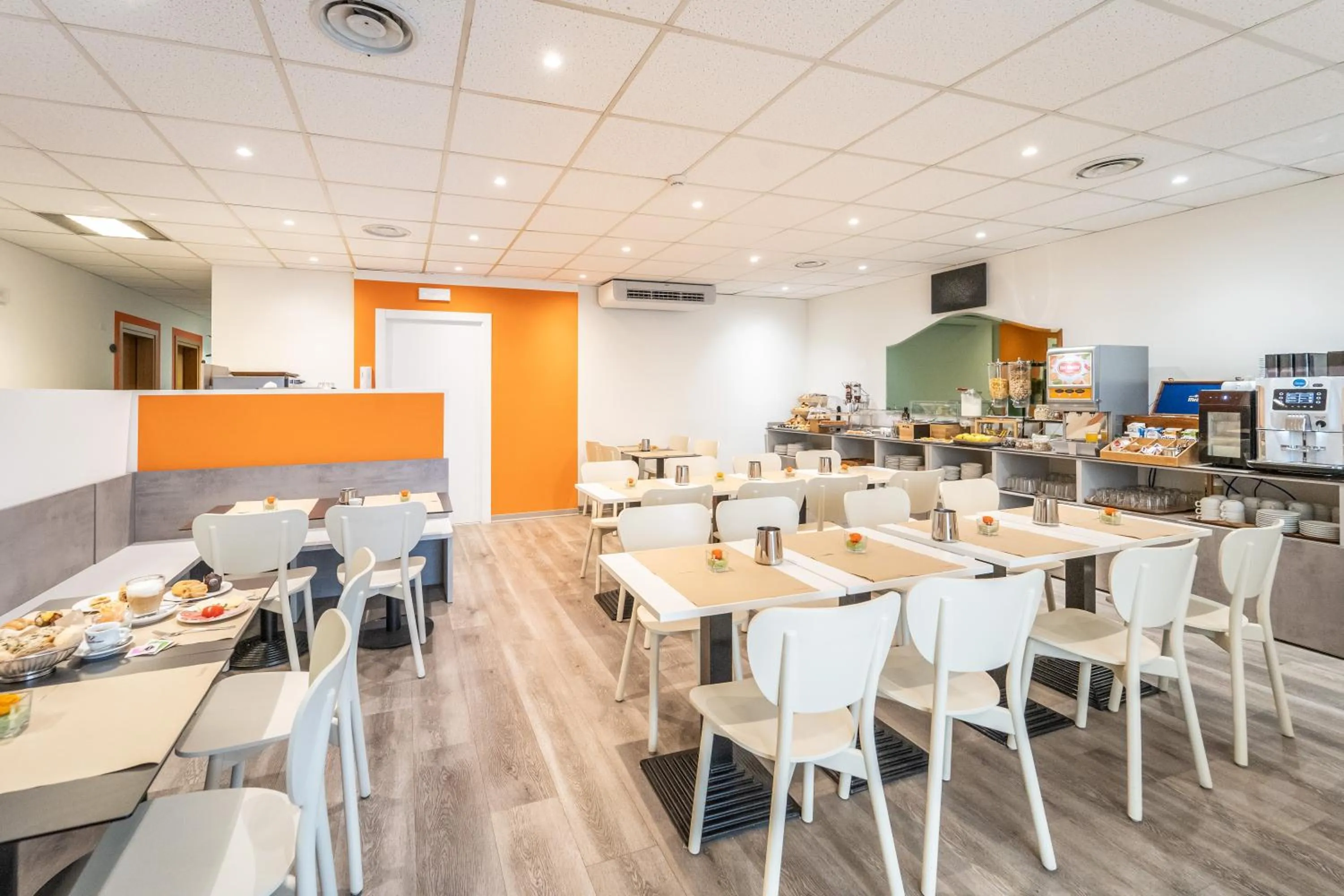 Restaurant/places to eat in Hotel Italia