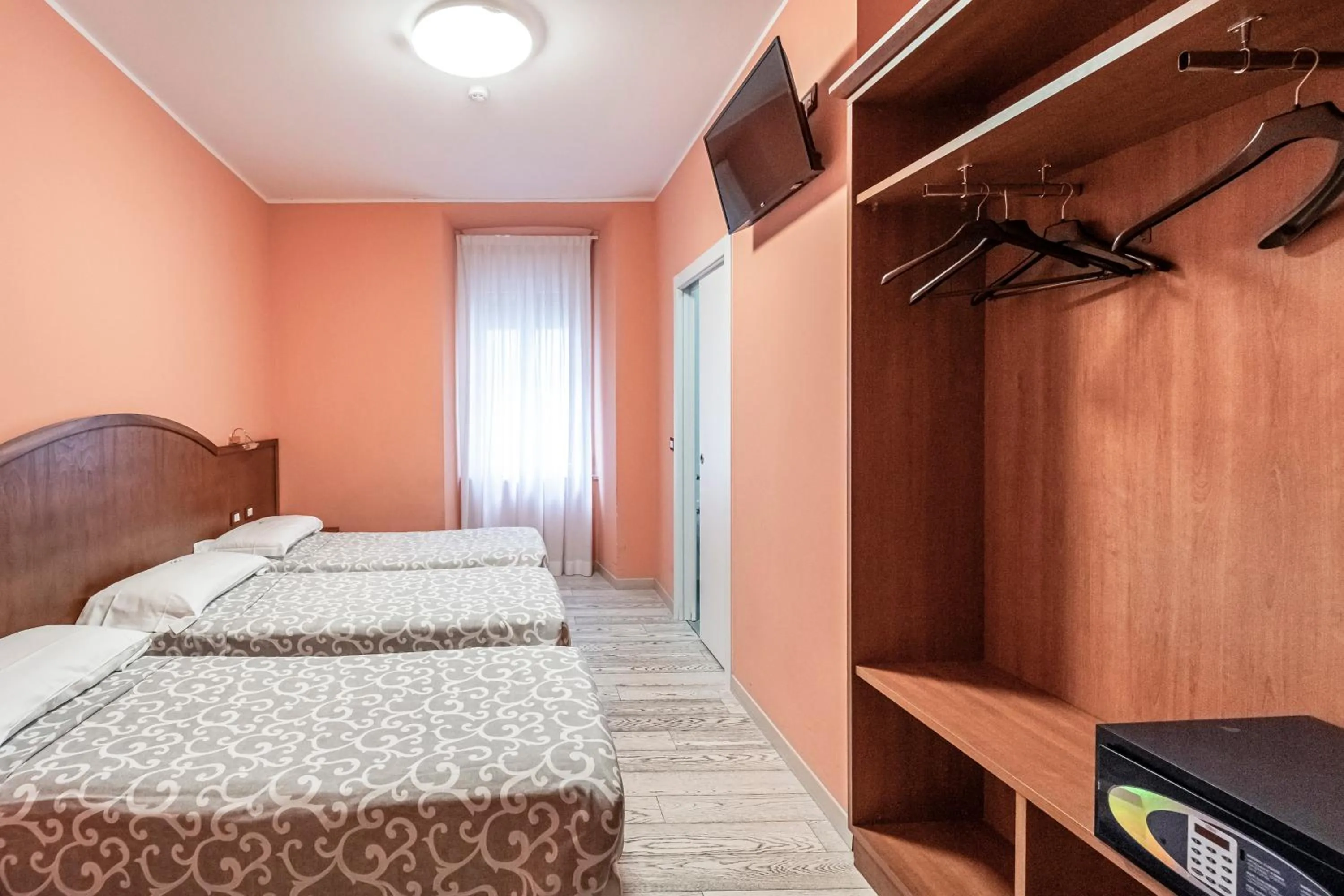 TV and multimedia, Bed in Hotel Italia