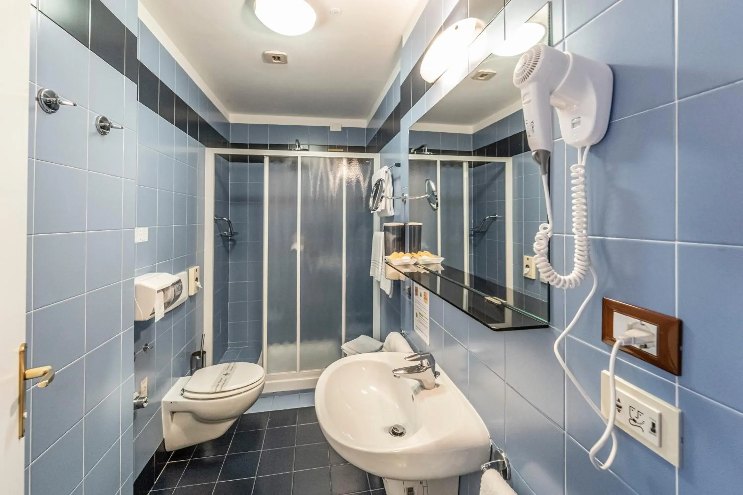 Standard Triple Room in Hotel Italia Standard Triple Room in Hotel Italia