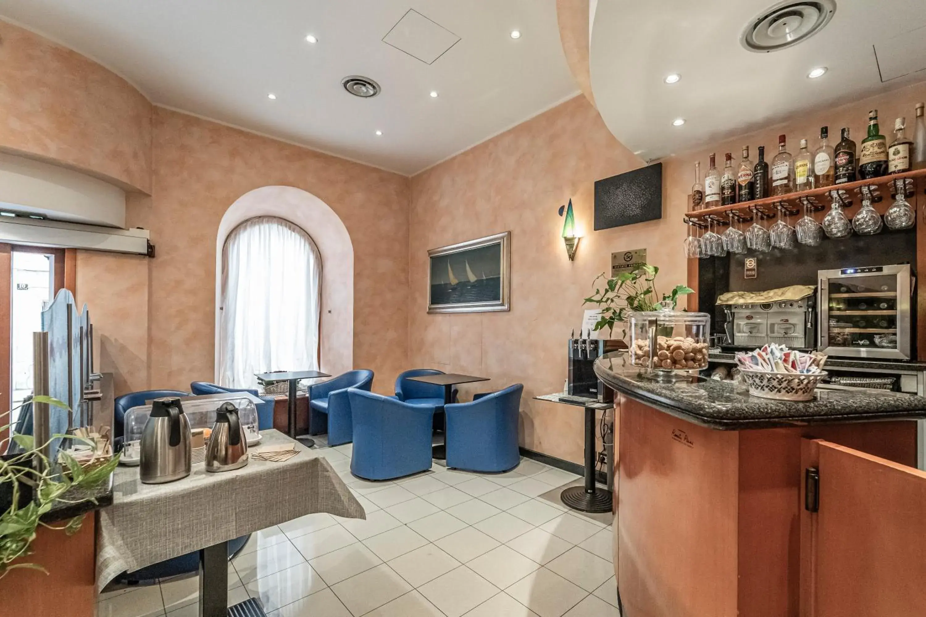 Facade/entrance in Hotel Italia Facade/entrance in Hotel Italia