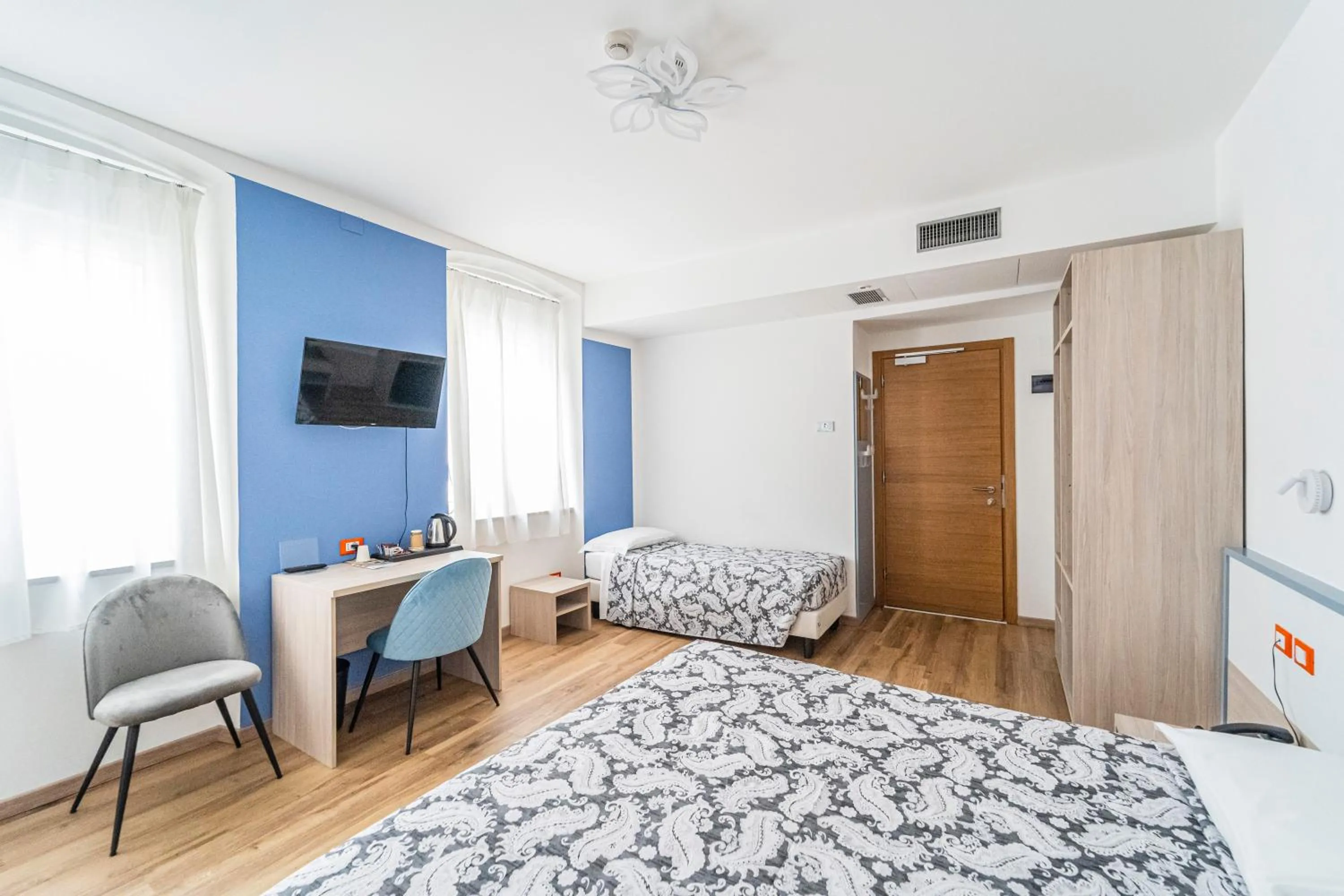 TV and multimedia, Bed in Hotel Italia