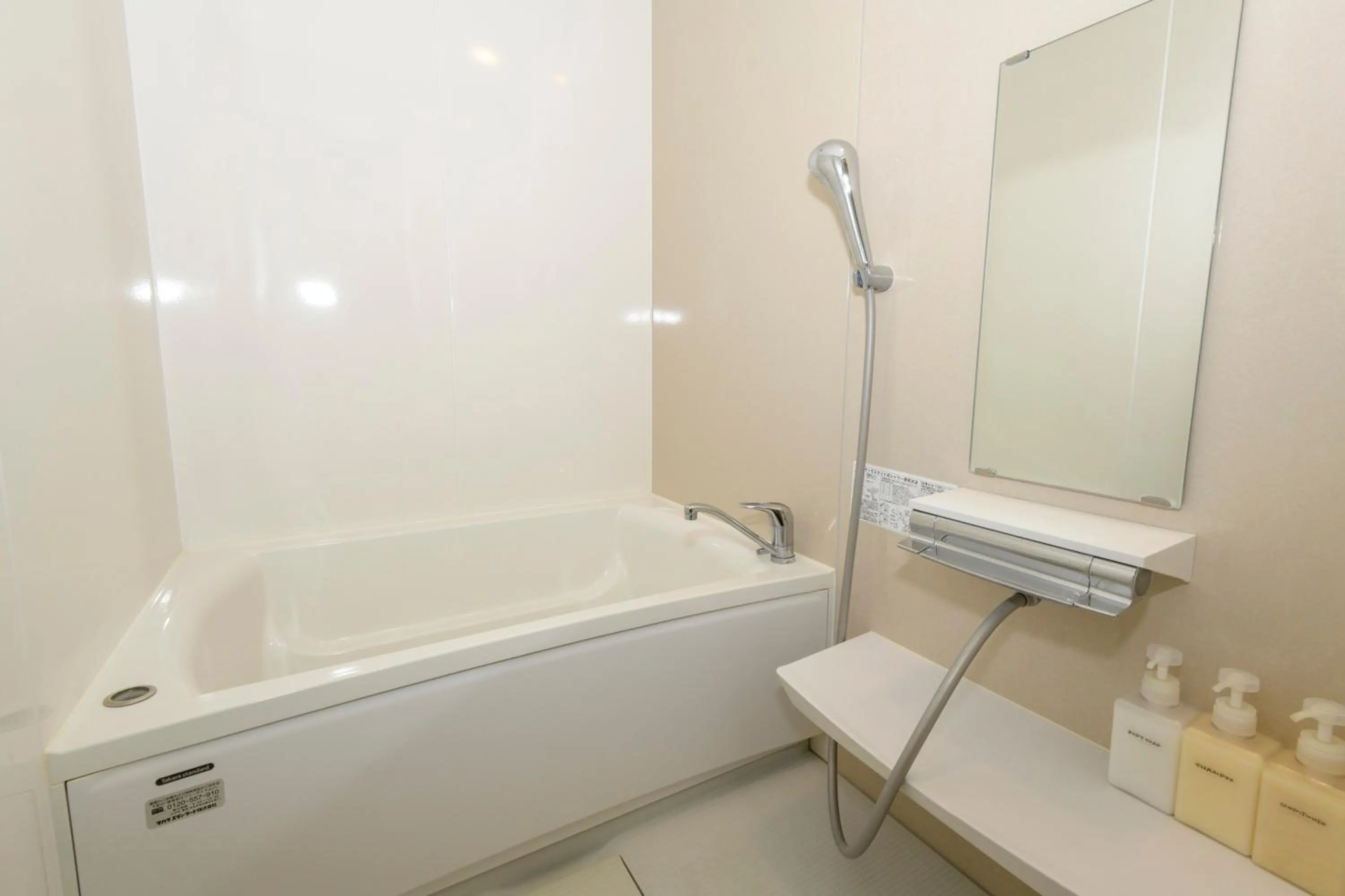 Bathroom in WhiteShisa