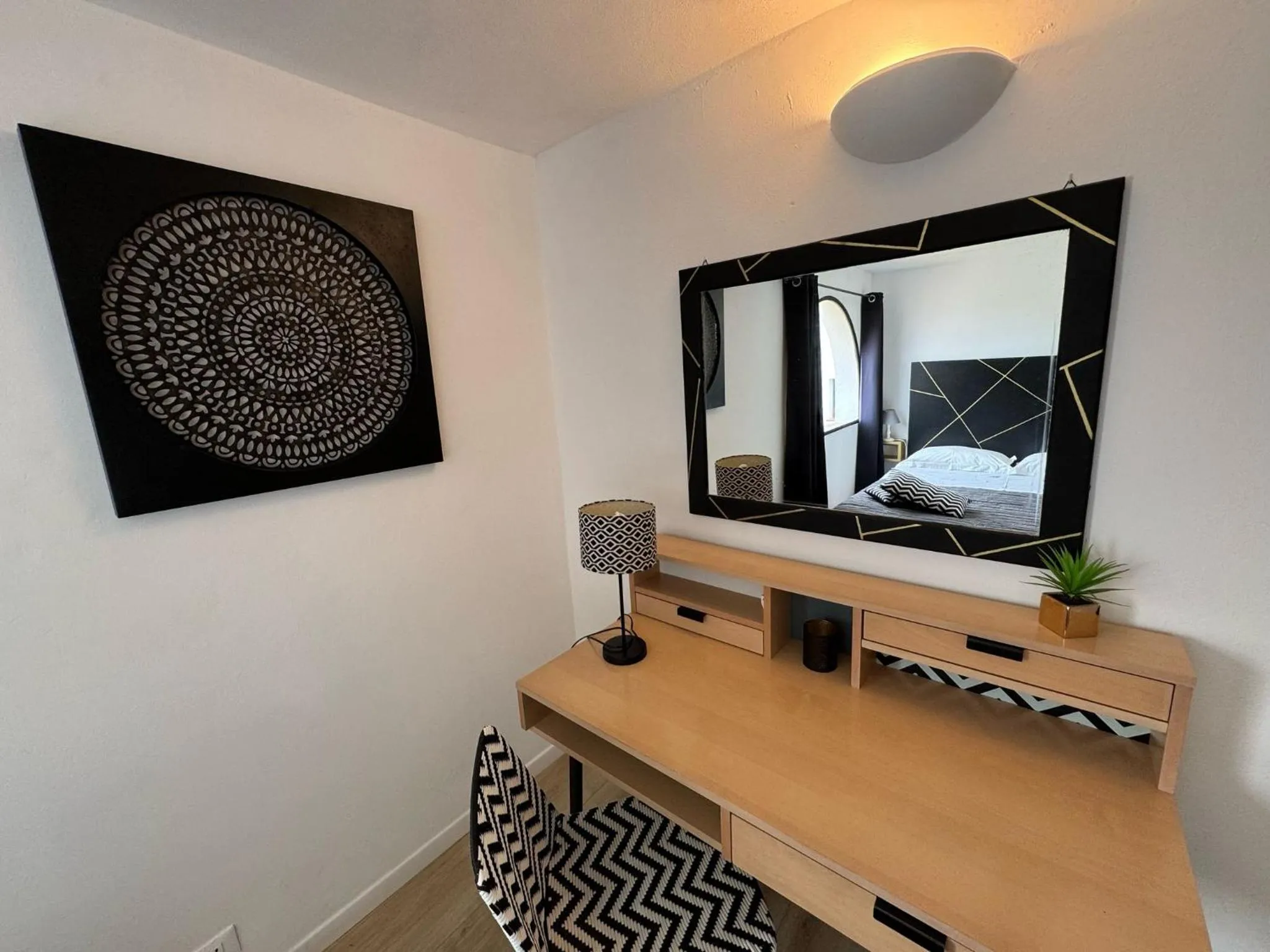 Seating area, Bed in Le Lanterne Resort