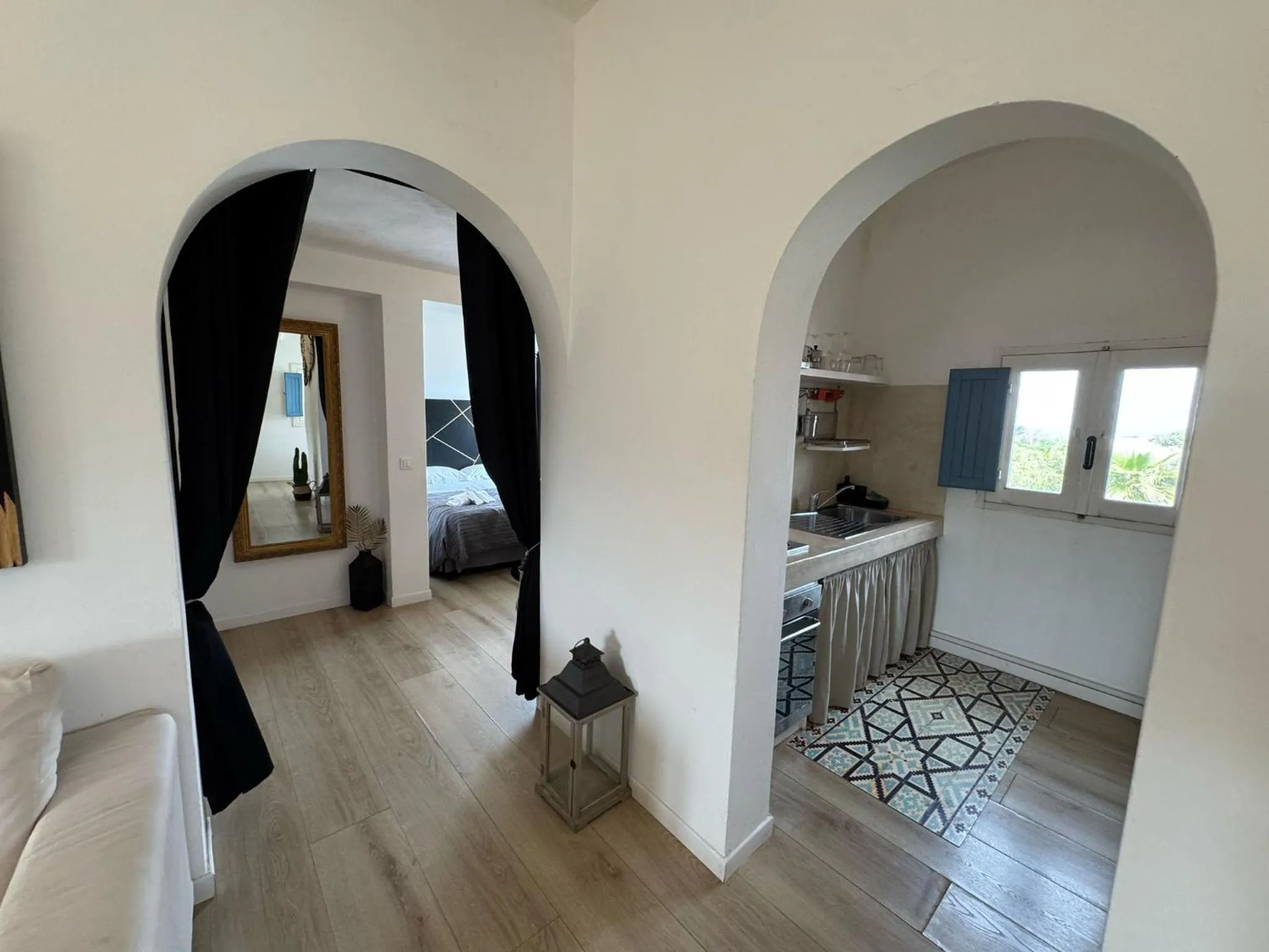 Kitchen or kitchenette, Bed in Le Lanterne Resort