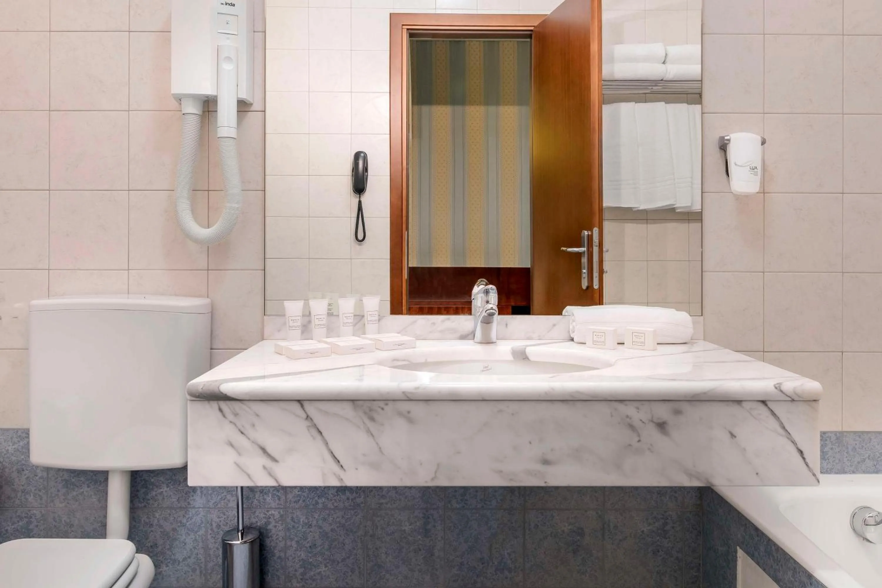 Photo of the whole room in Best Western Cavalieri Della Corona