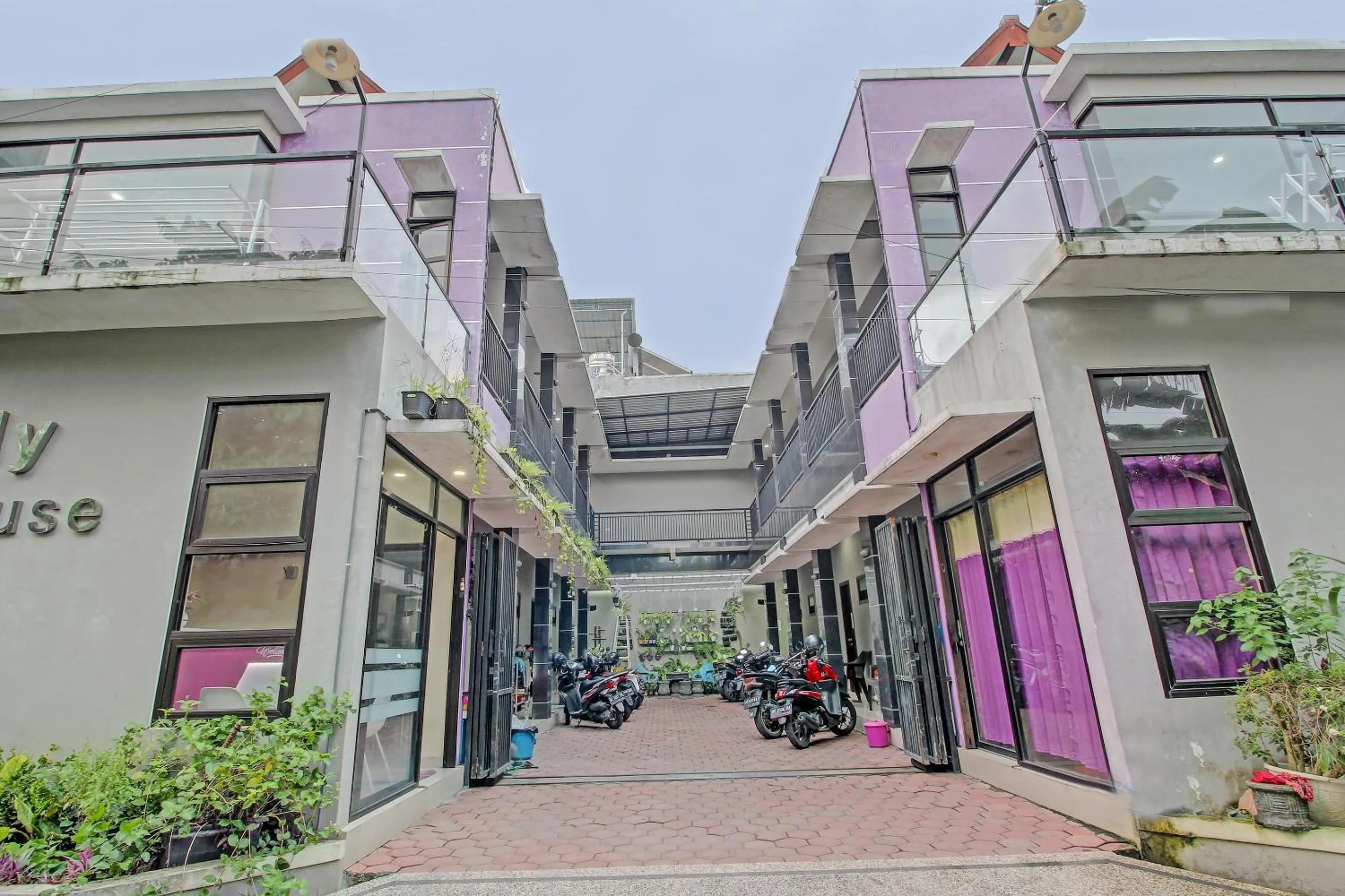 Facade/entrance in Hotel O Family Guest House Syariah