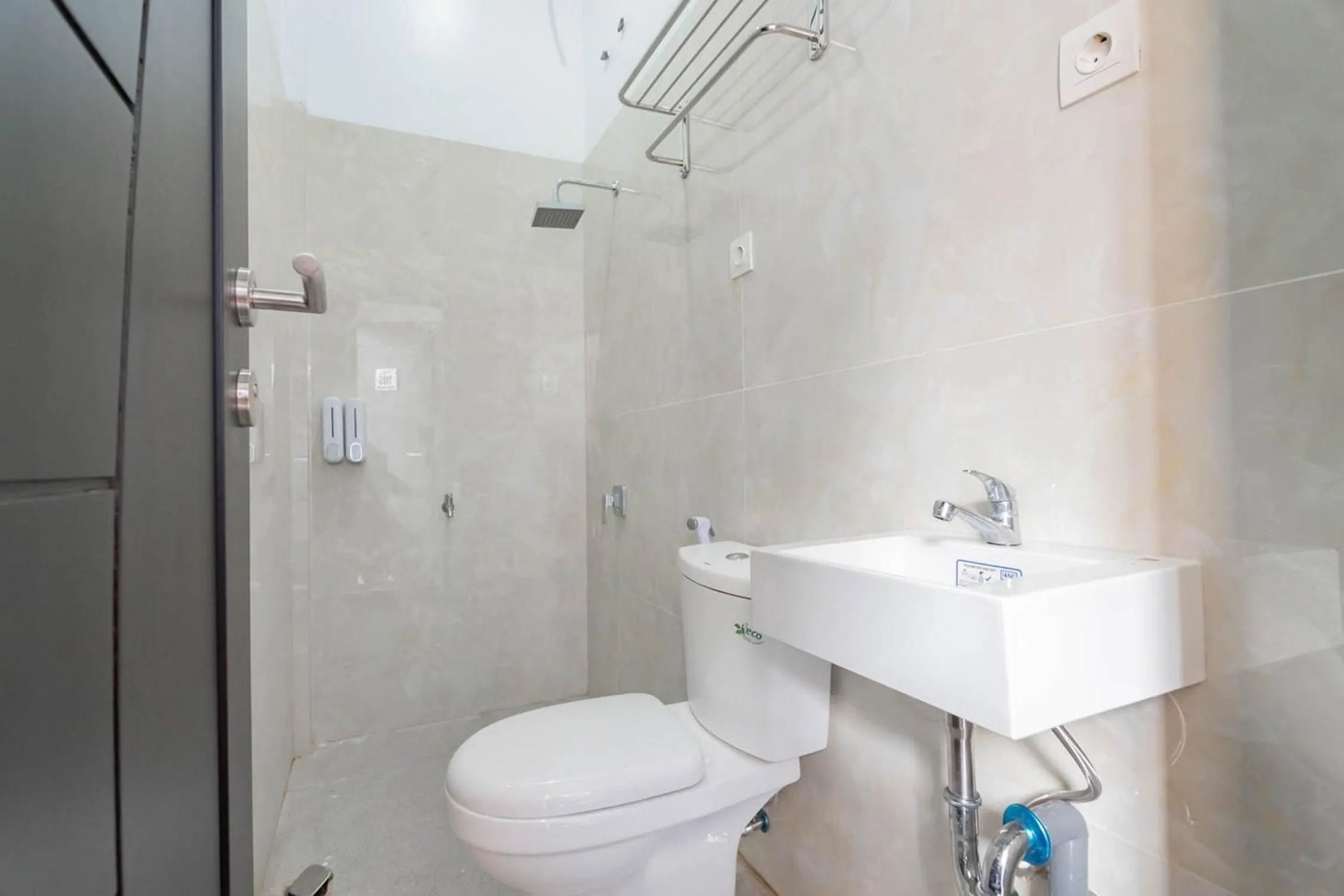 Bathroom in RedDoorz Syariah @ Tanggeung