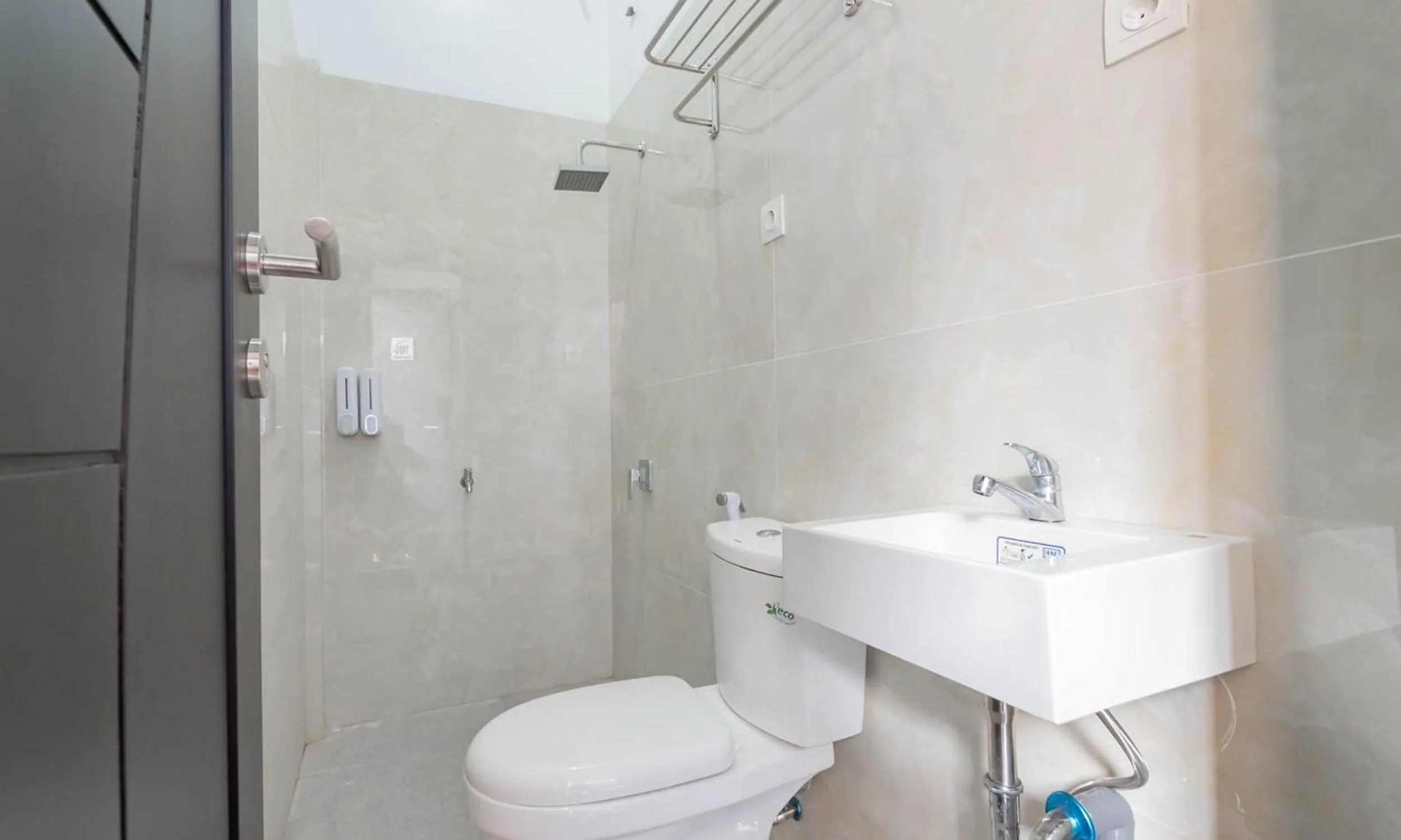 Bathroom in RedDoorz Syariah @ Tanggeung