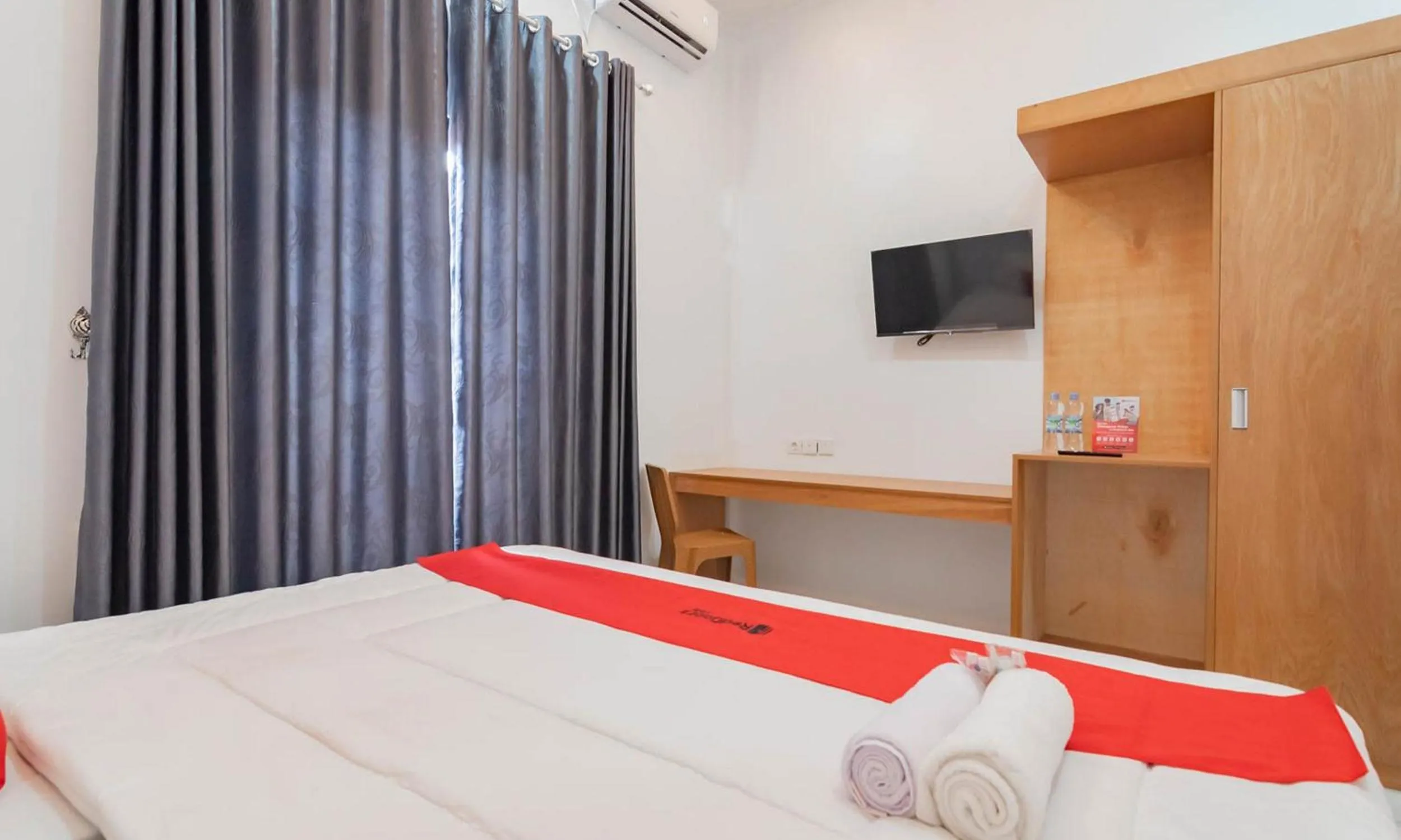 Bedroom, Bed in RedDoorz Syariah @ Tanggeung