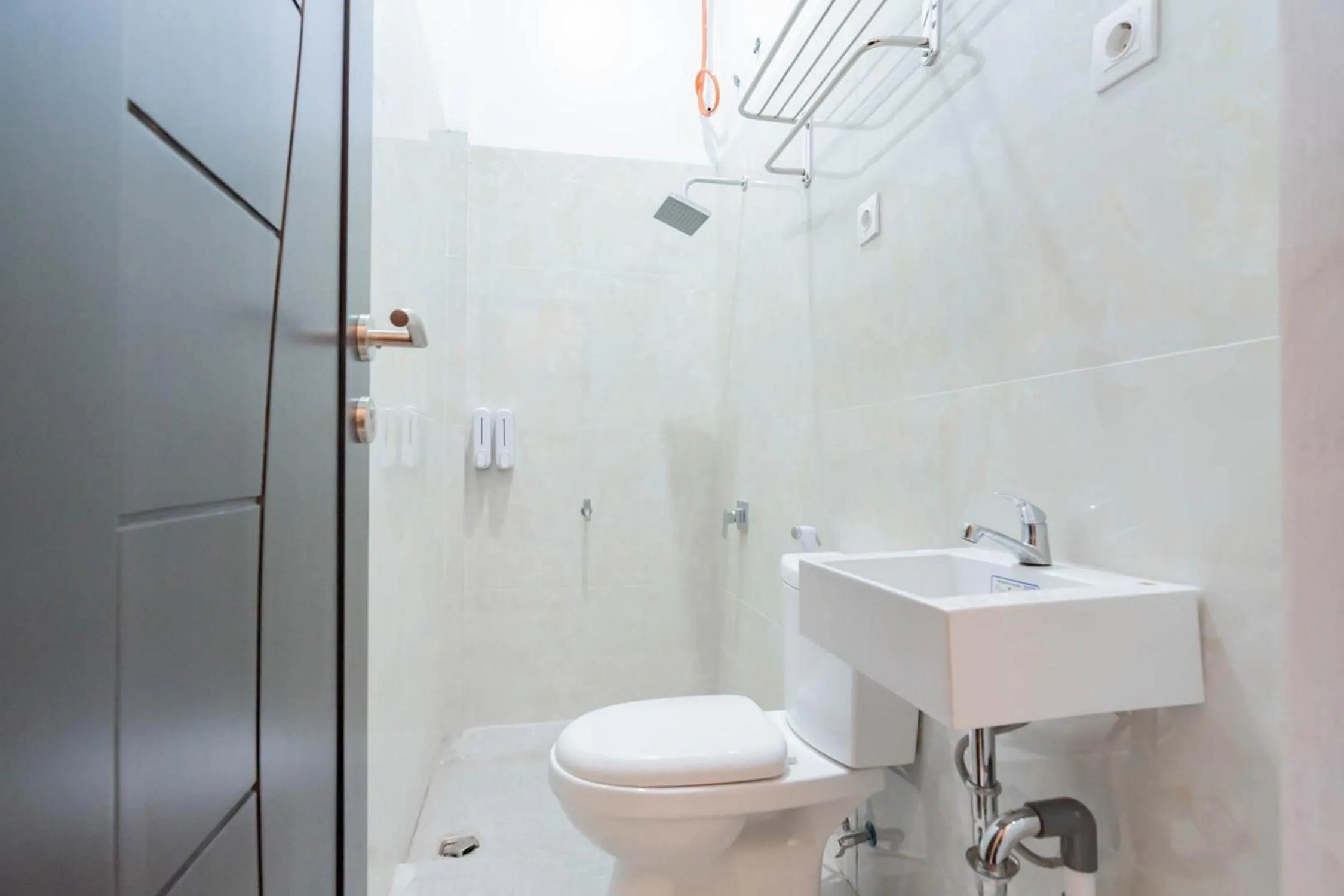 Bathroom in RedDoorz Syariah @ Tanggeung