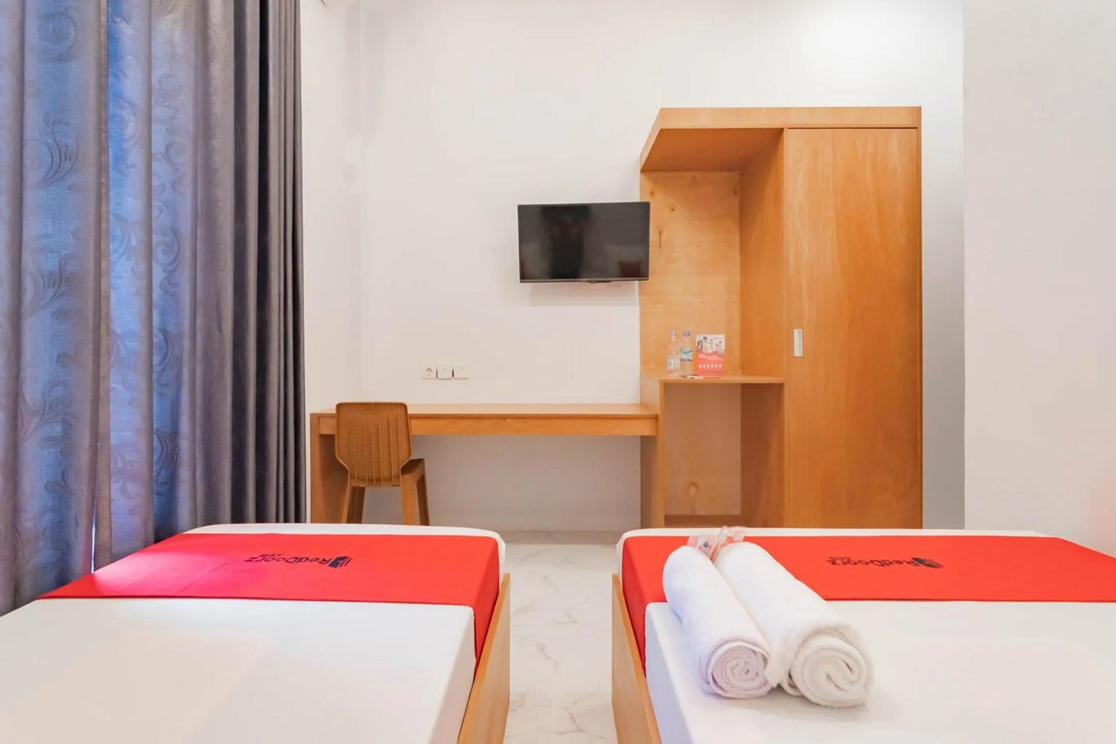 Bedroom, Bed in RedDoorz Syariah @ Tanggeung