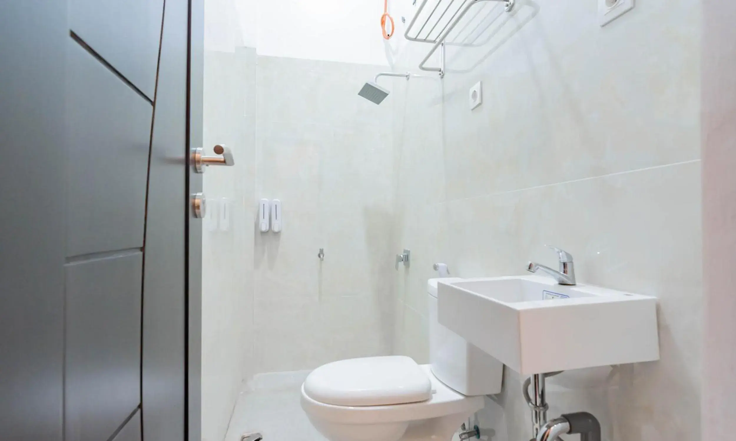 Bathroom in RedDoorz Syariah @ Tanggeung Bathroom in RedDoorz Syariah @ Tanggeung