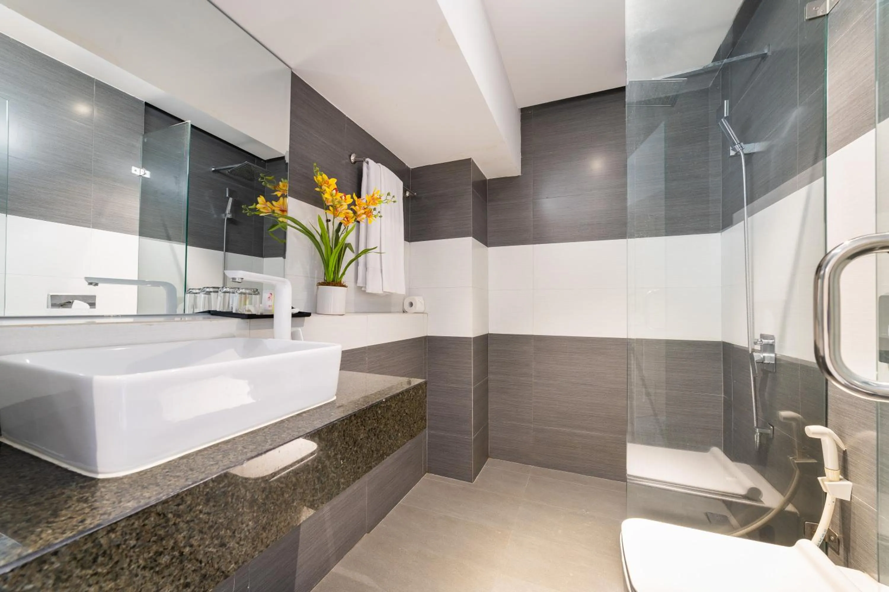 Shower in Collection O Sunshine Garden Hotel