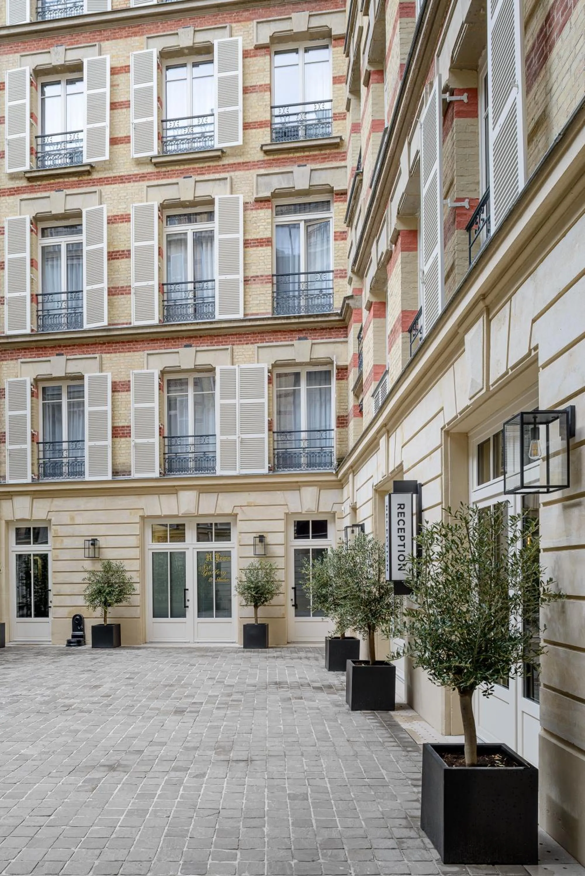 Facade/entrance in Black Door