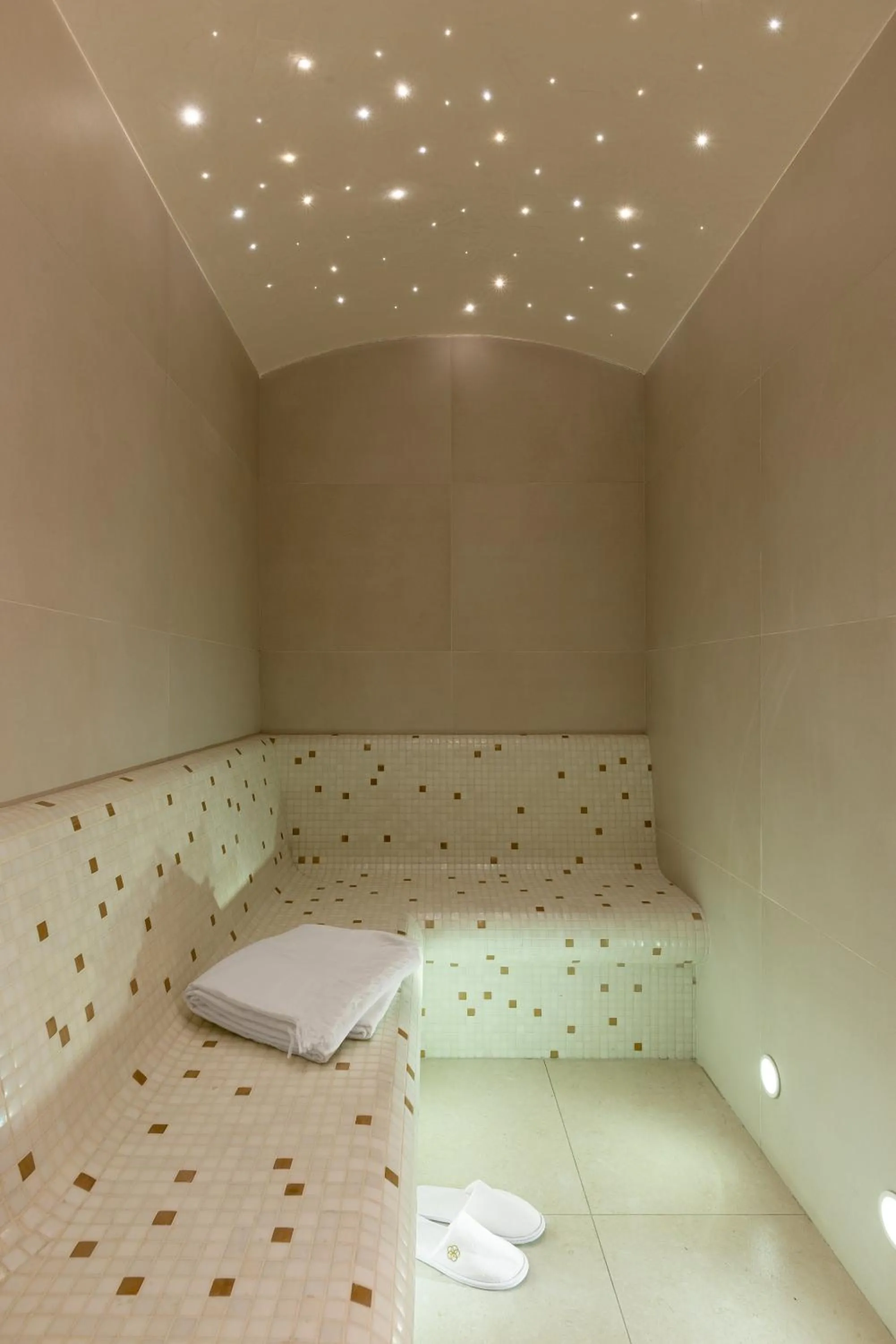 Steam room, Bed in Black Door