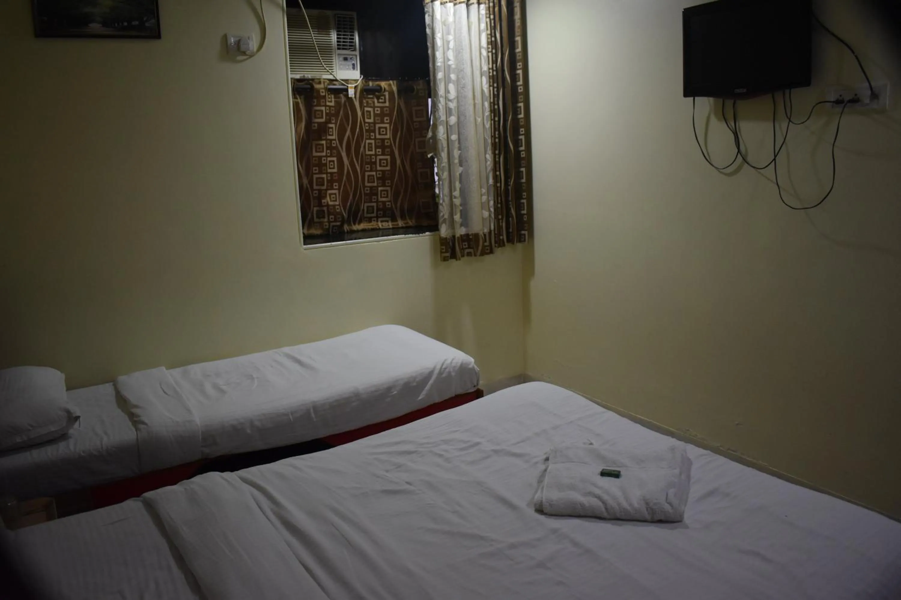 Bed in Hotel Sea View - Near Taj Hotel