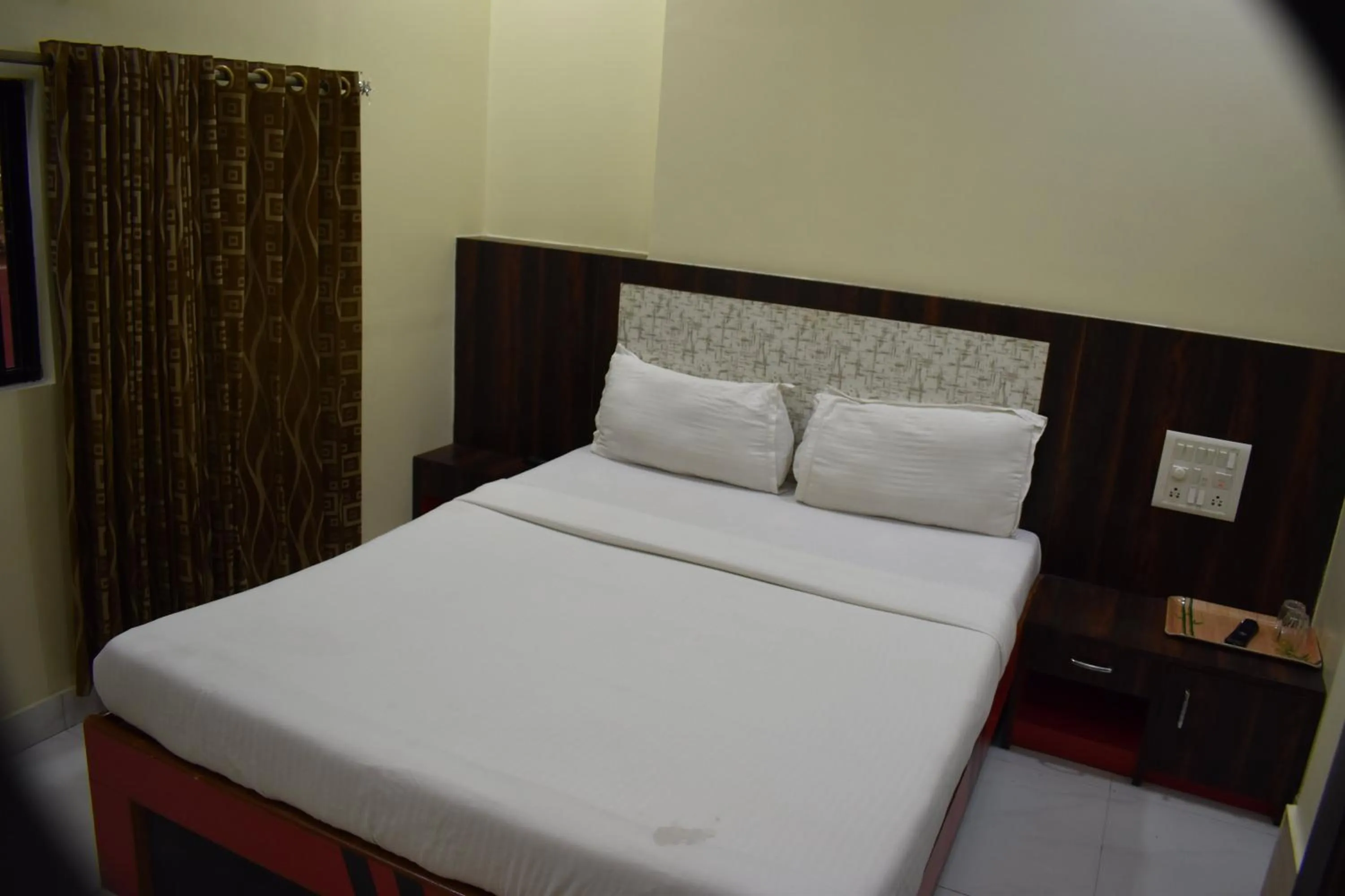 Bed in Hotel Sea View - Near Taj Hotel