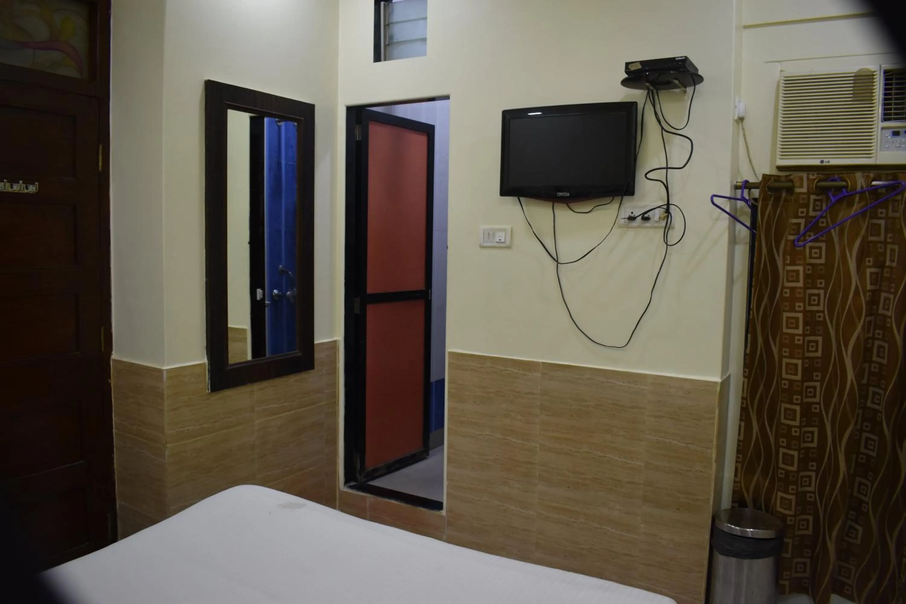 Bed in Hotel Sea View - Near Taj Hotel