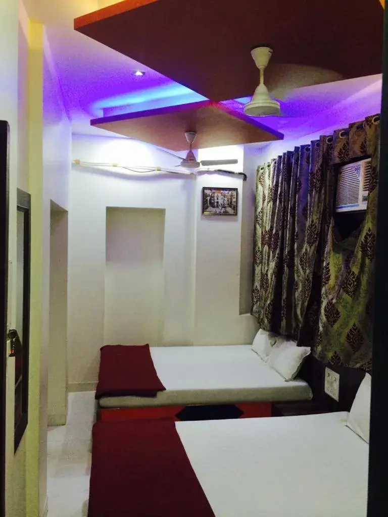 Family Room in Hotel Sea View - Near Taj Hotel Family Room in Hotel Sea View - Near Taj Hotel