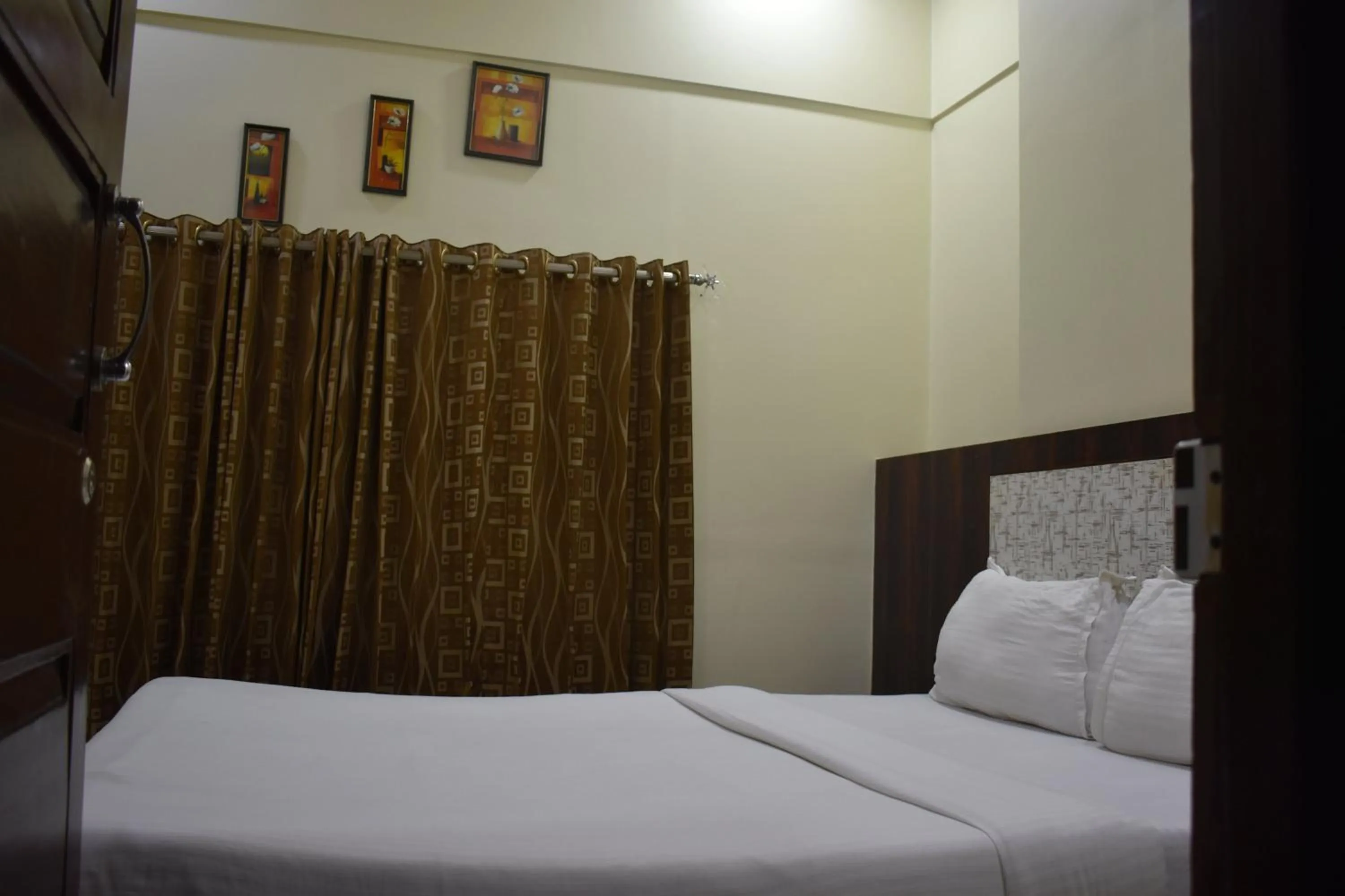 Photo of the whole room, Bed in Hotel Sea View - Near Taj Hotel