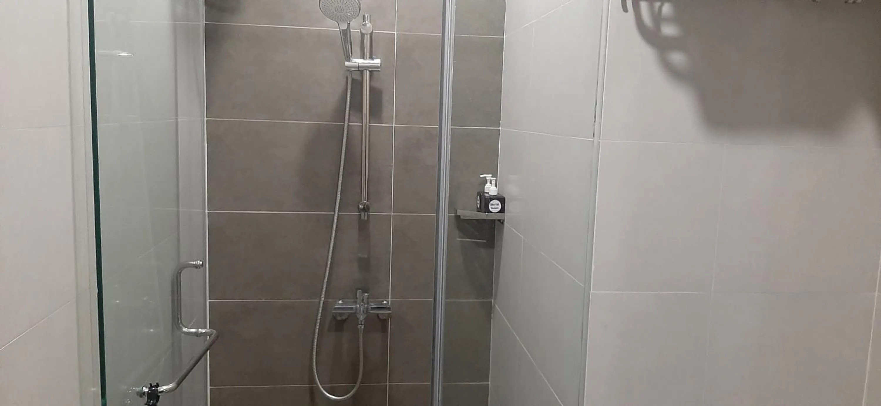 Bathroom in OYO 1161 Puchin Hotel And Apartment