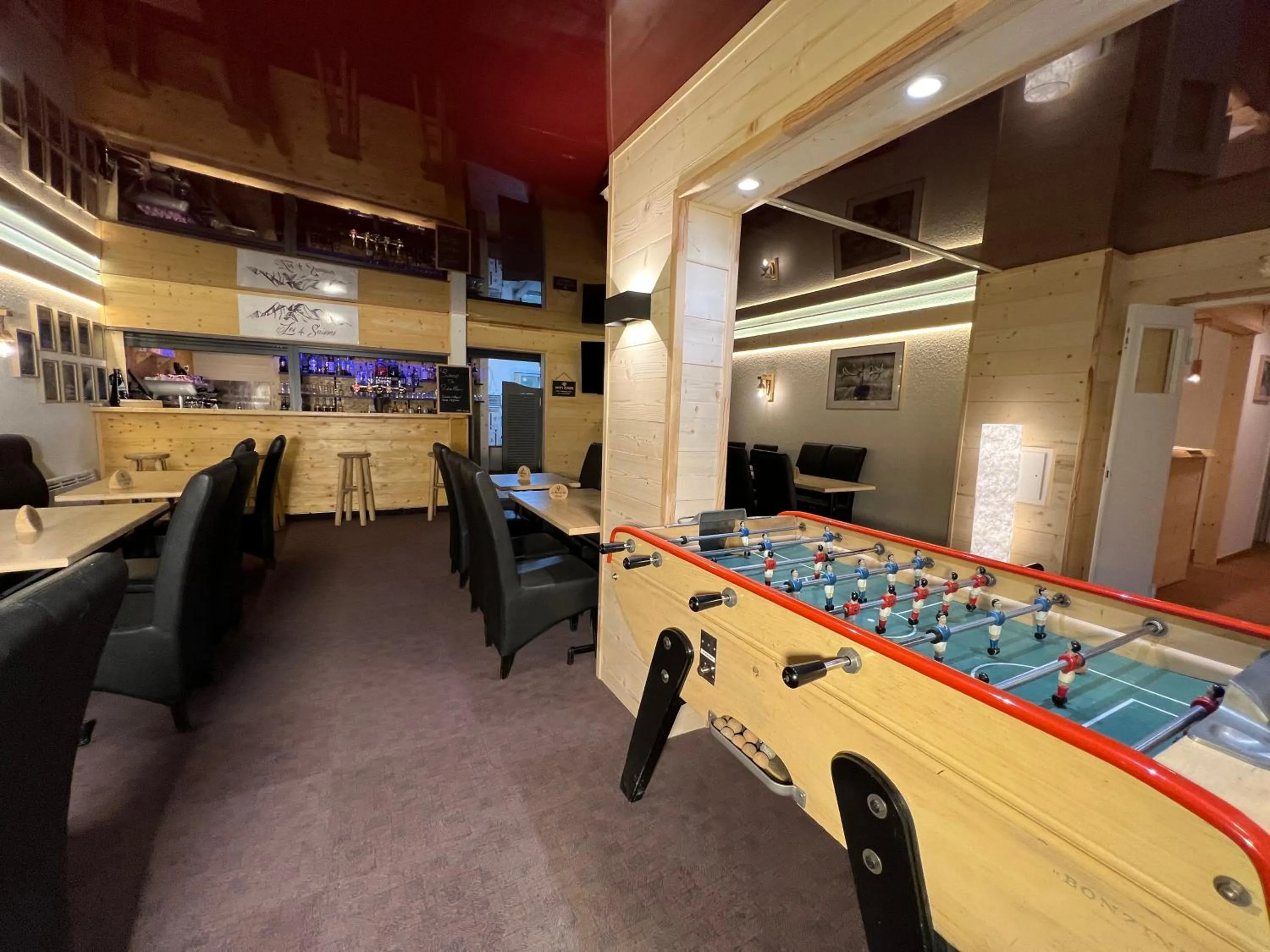 Lounge or bar in Le Balcon des Ecrins