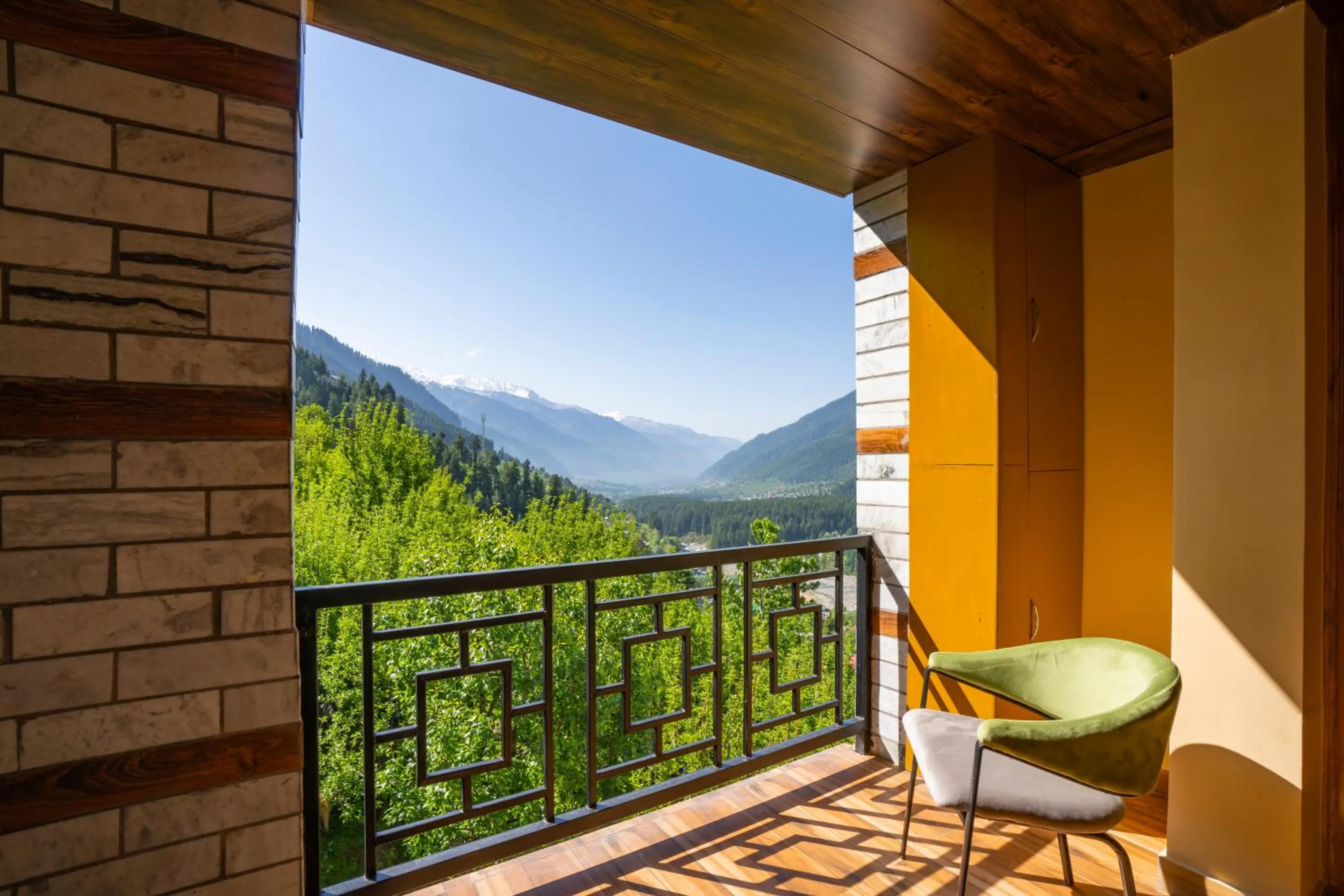 Mountain view in Zostel Manali, Vashisht