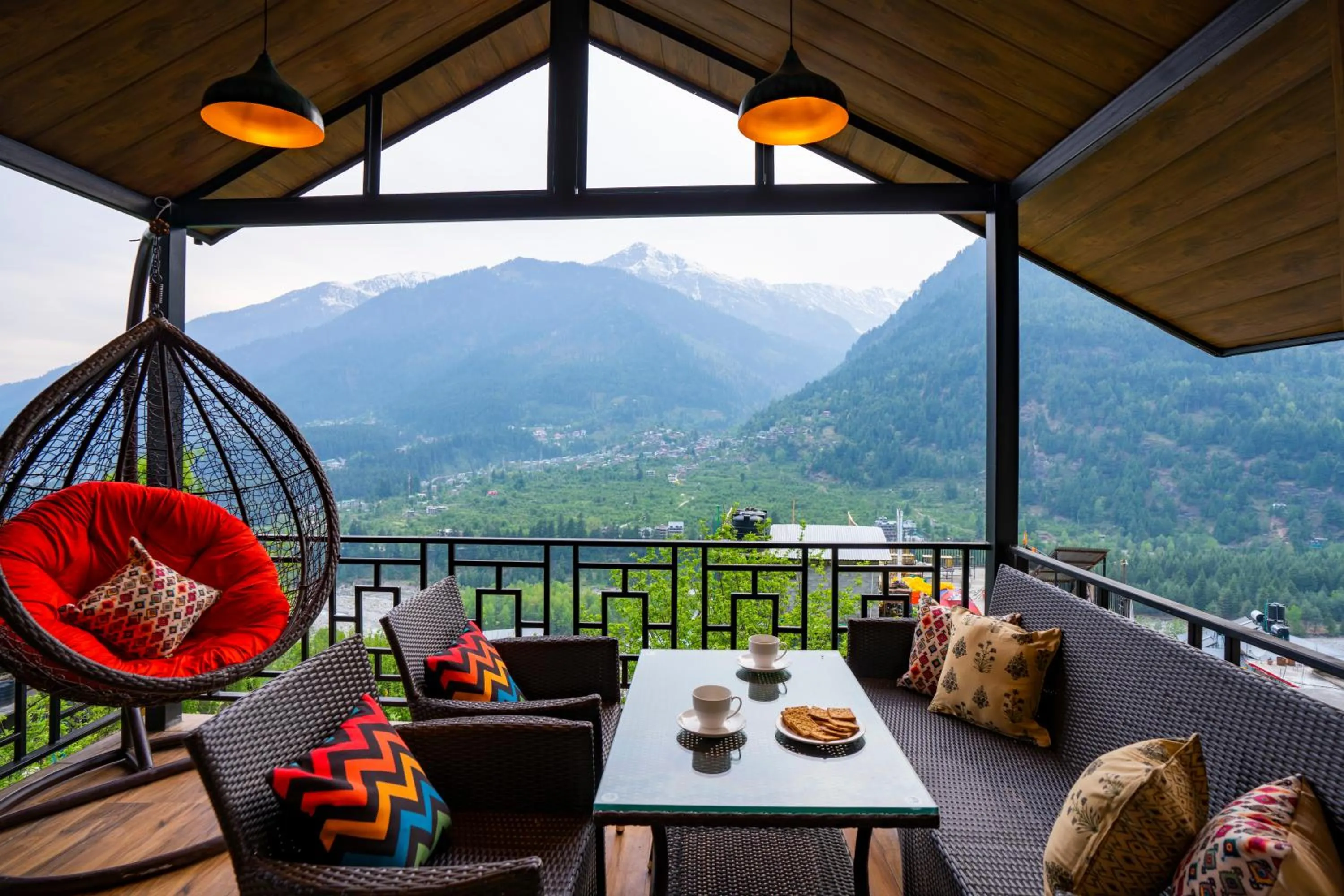 Mountain view in Zostel Manali, Vashisht