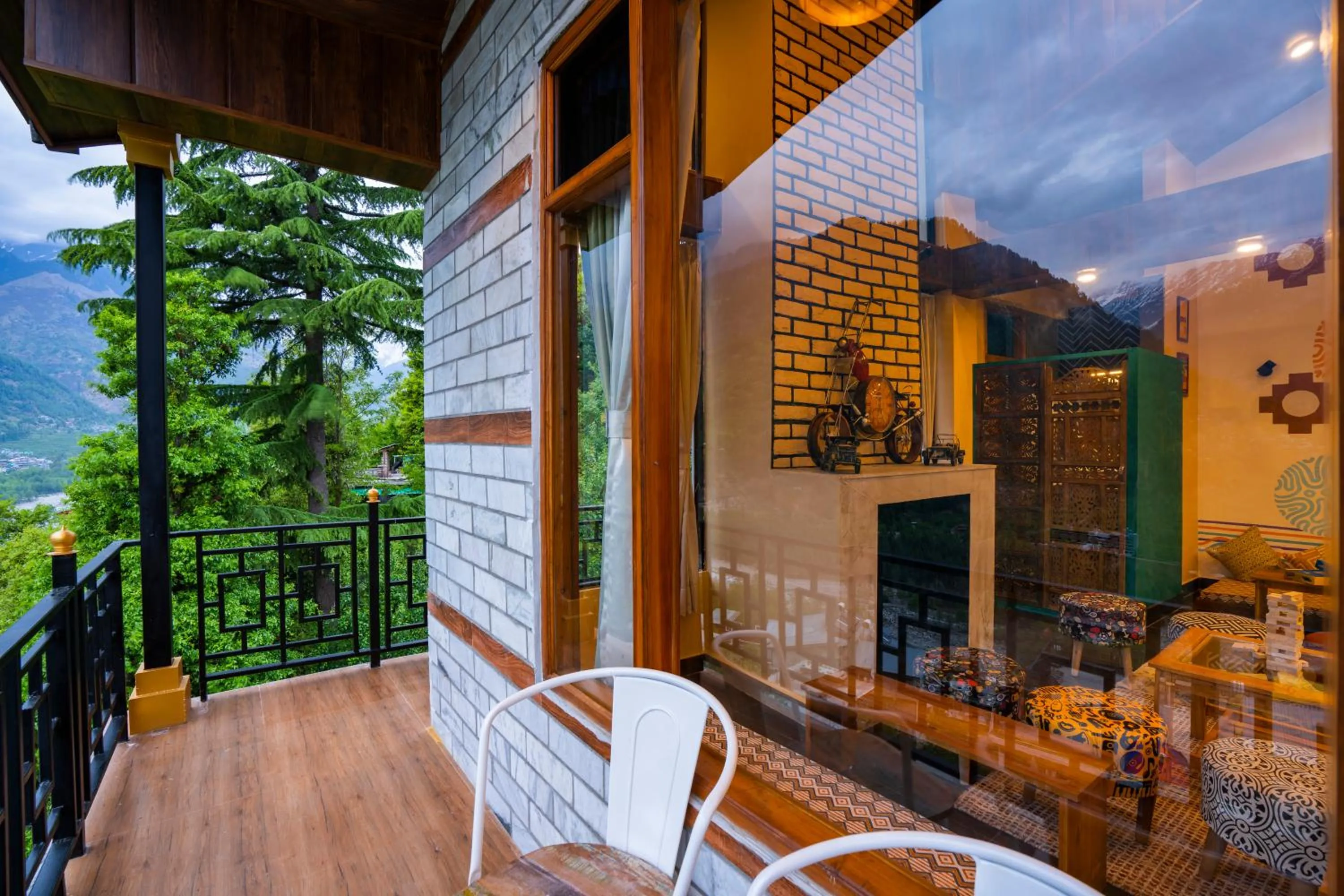 Mountain view in Zostel Manali, Vashisht