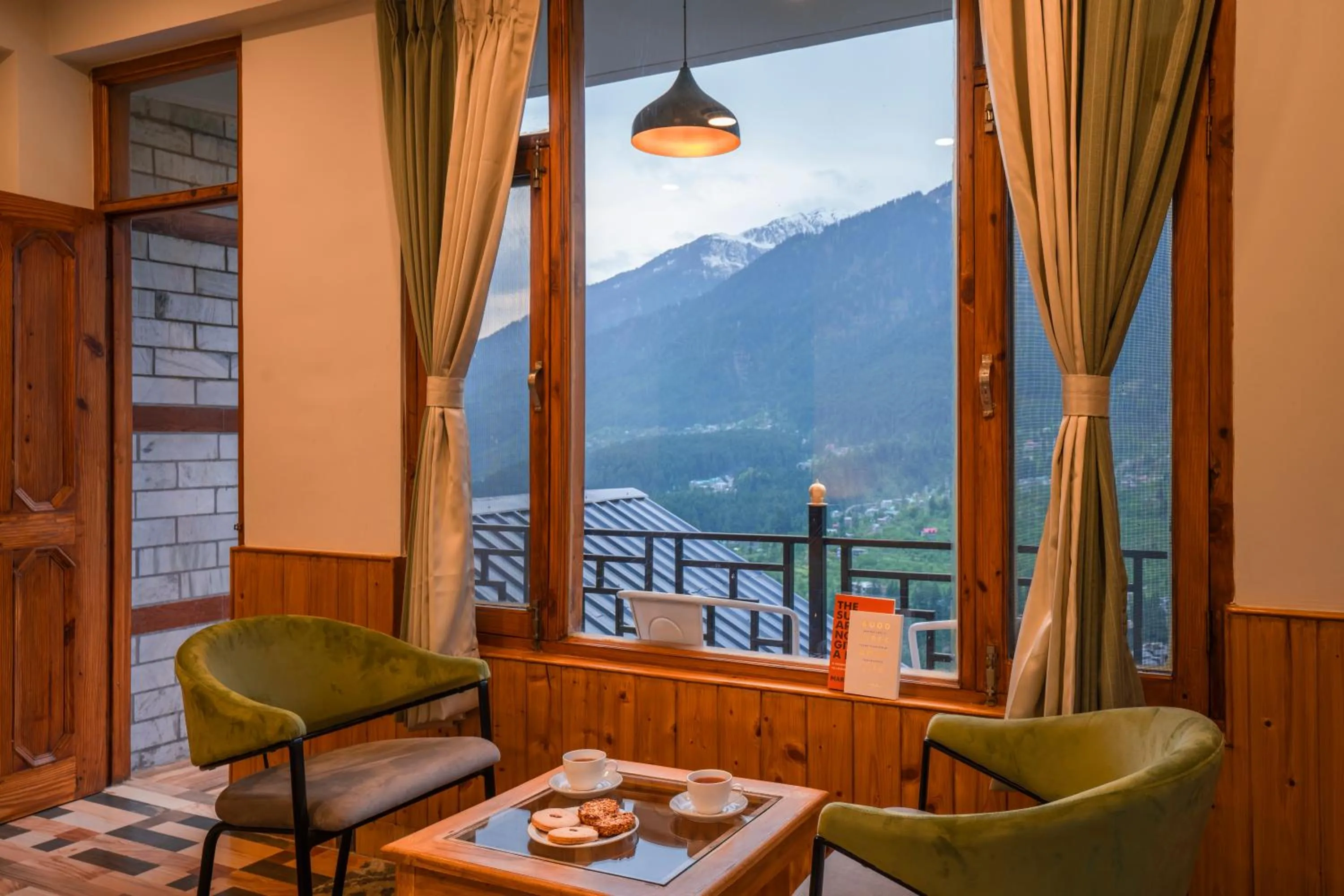 Mountain view in Zostel Manali, Vashisht