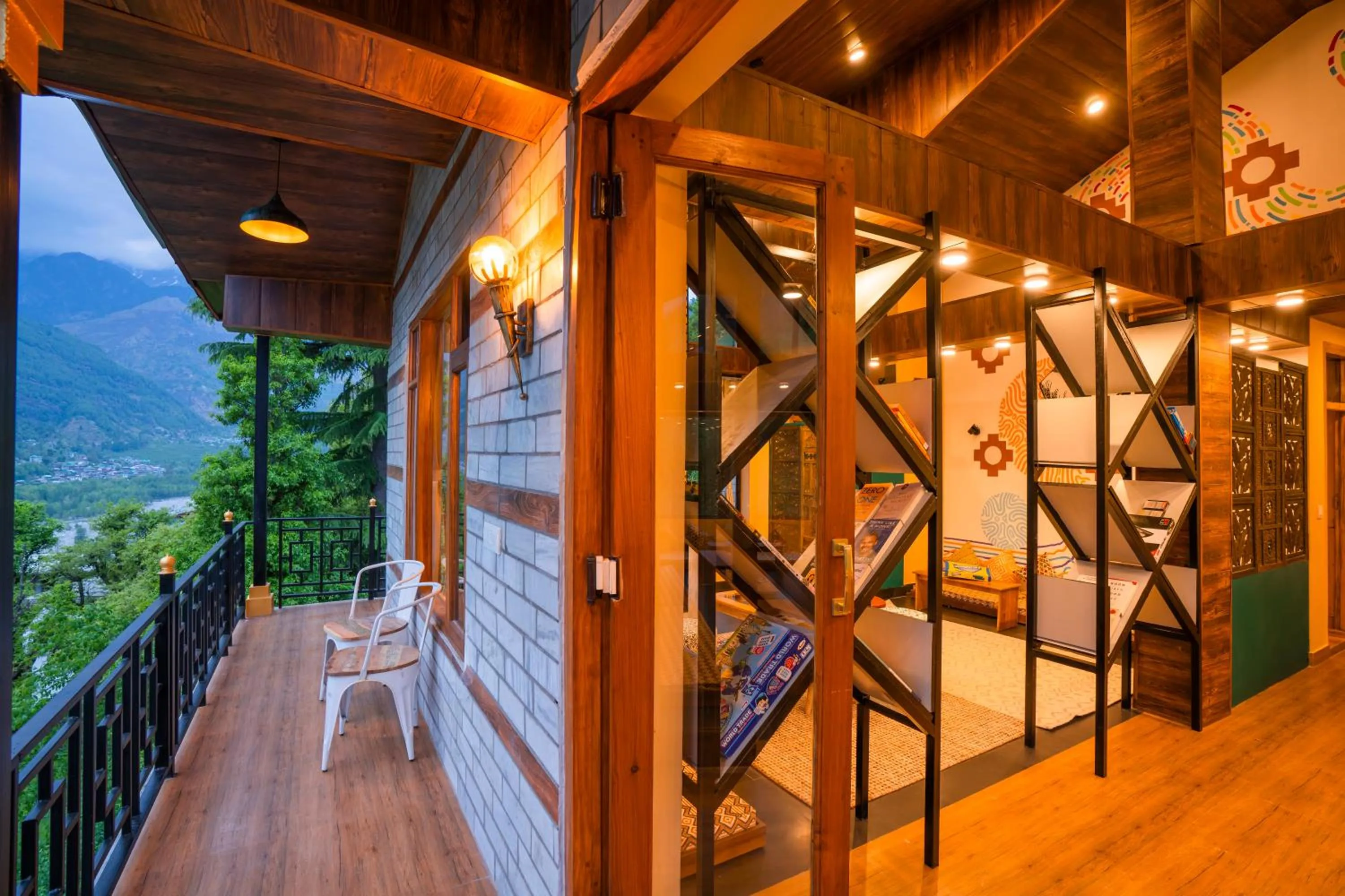 Mountain view in Zostel Manali, Vashisht