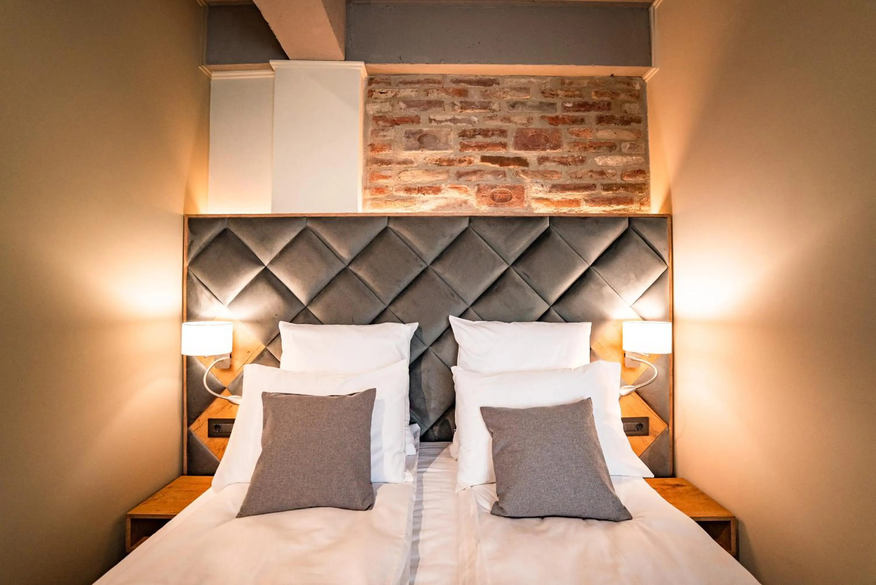 Living room, Bed in Mustang Boutique Rooms