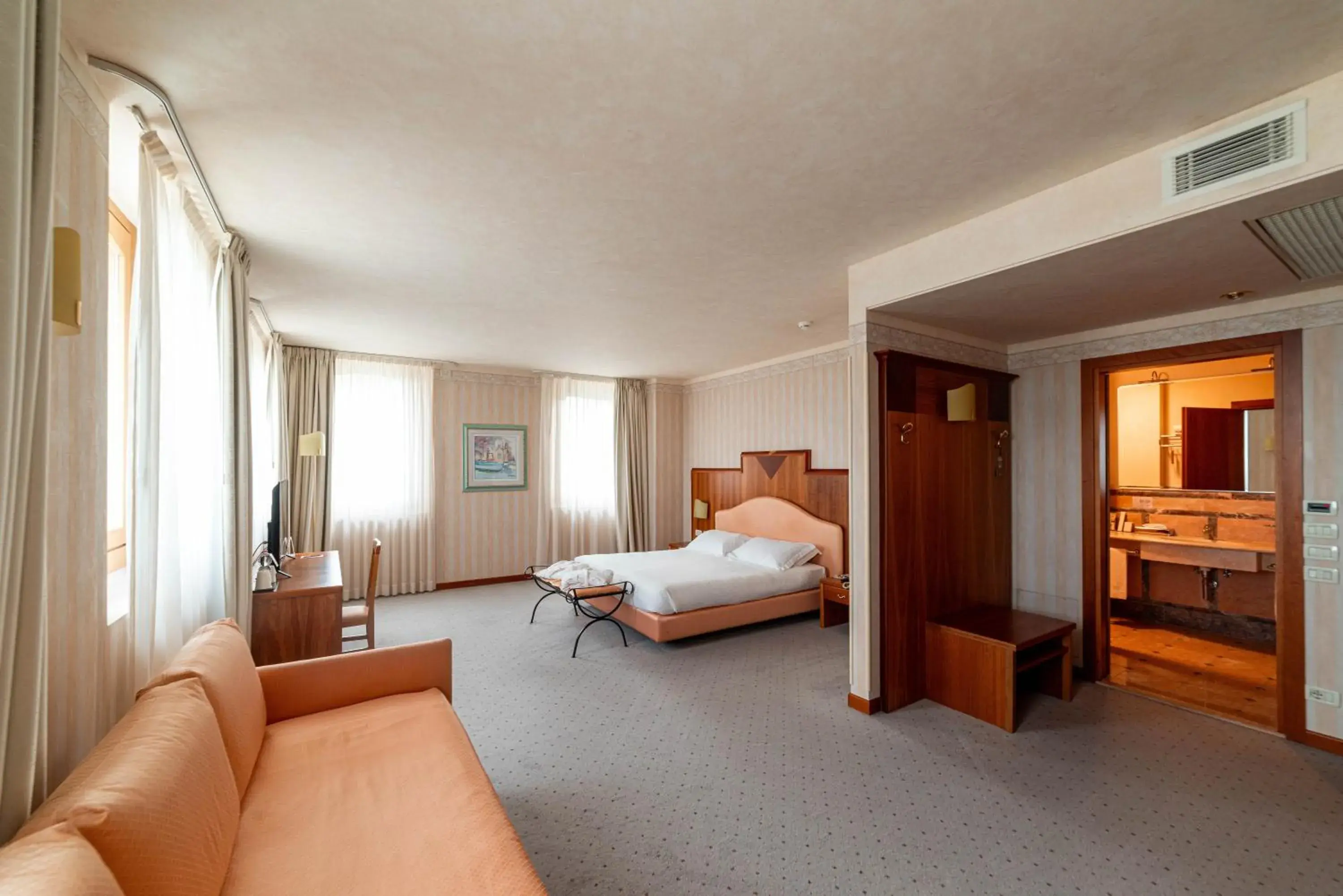 Family Junior Suite in Phi Hotel Astoria Family Junior Suite in Phi Hotel Astoria