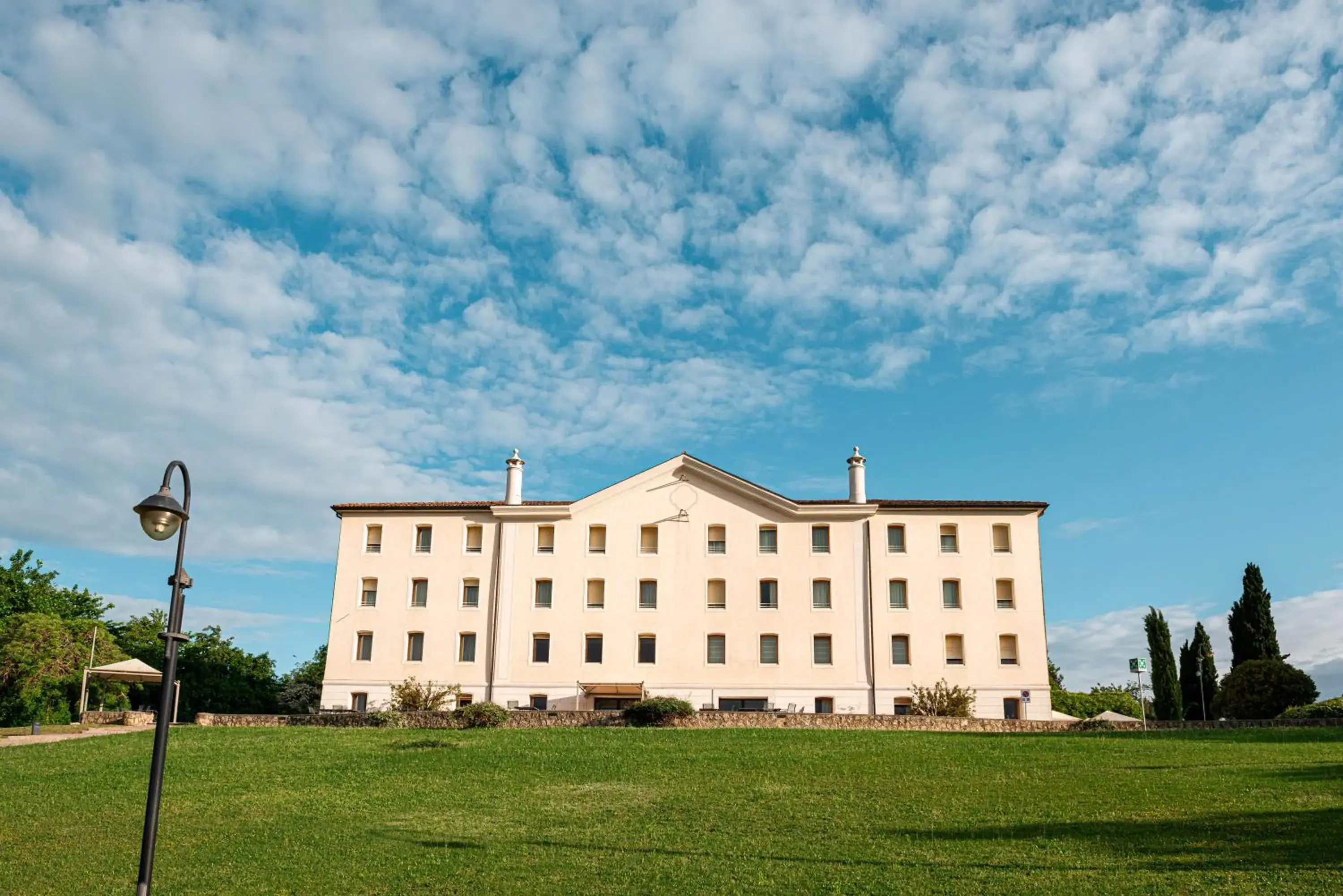 Property building in Phi Hotel Astoria Property building in Phi Hotel Astoria