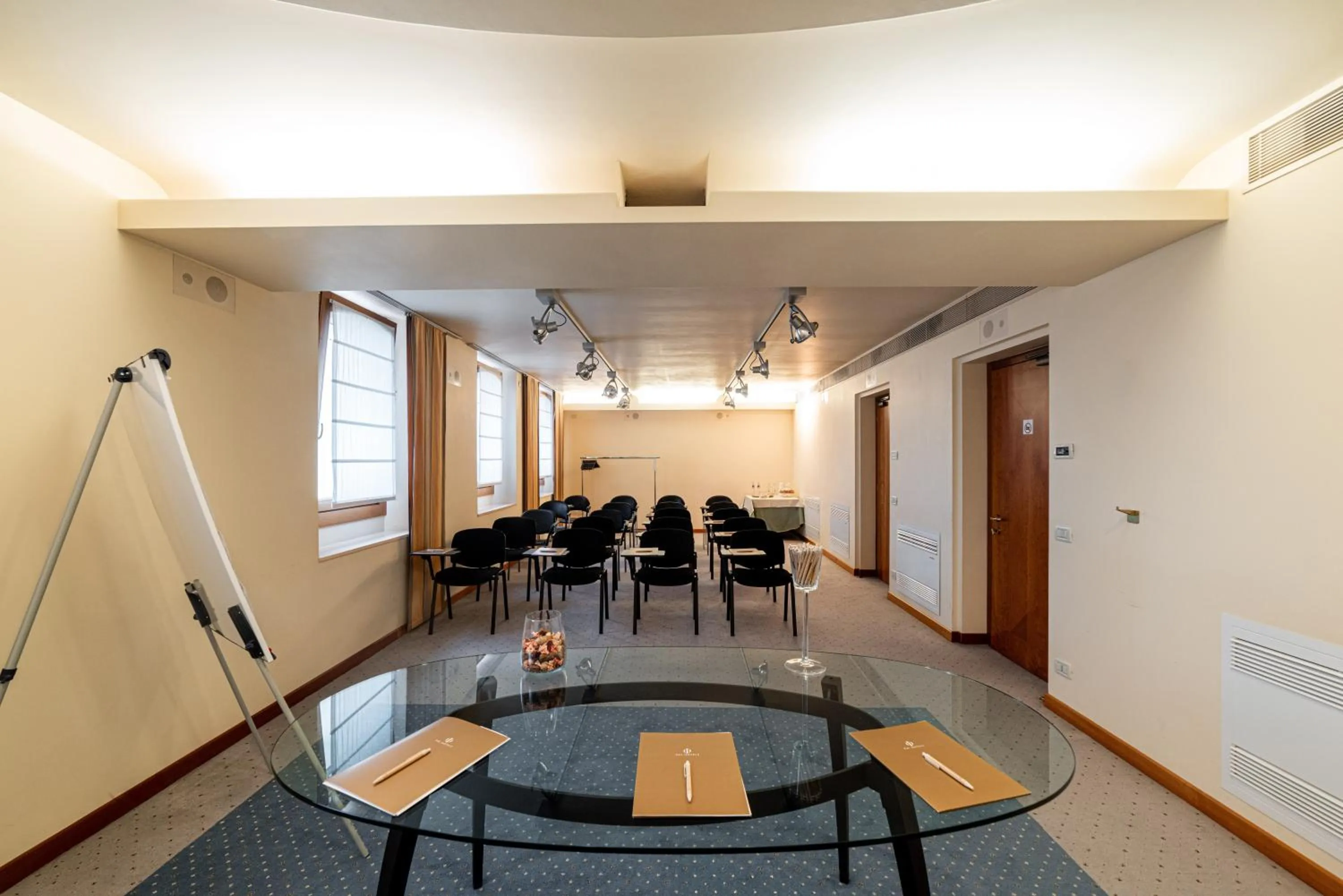 Business facilities in Phi Hotel Astoria