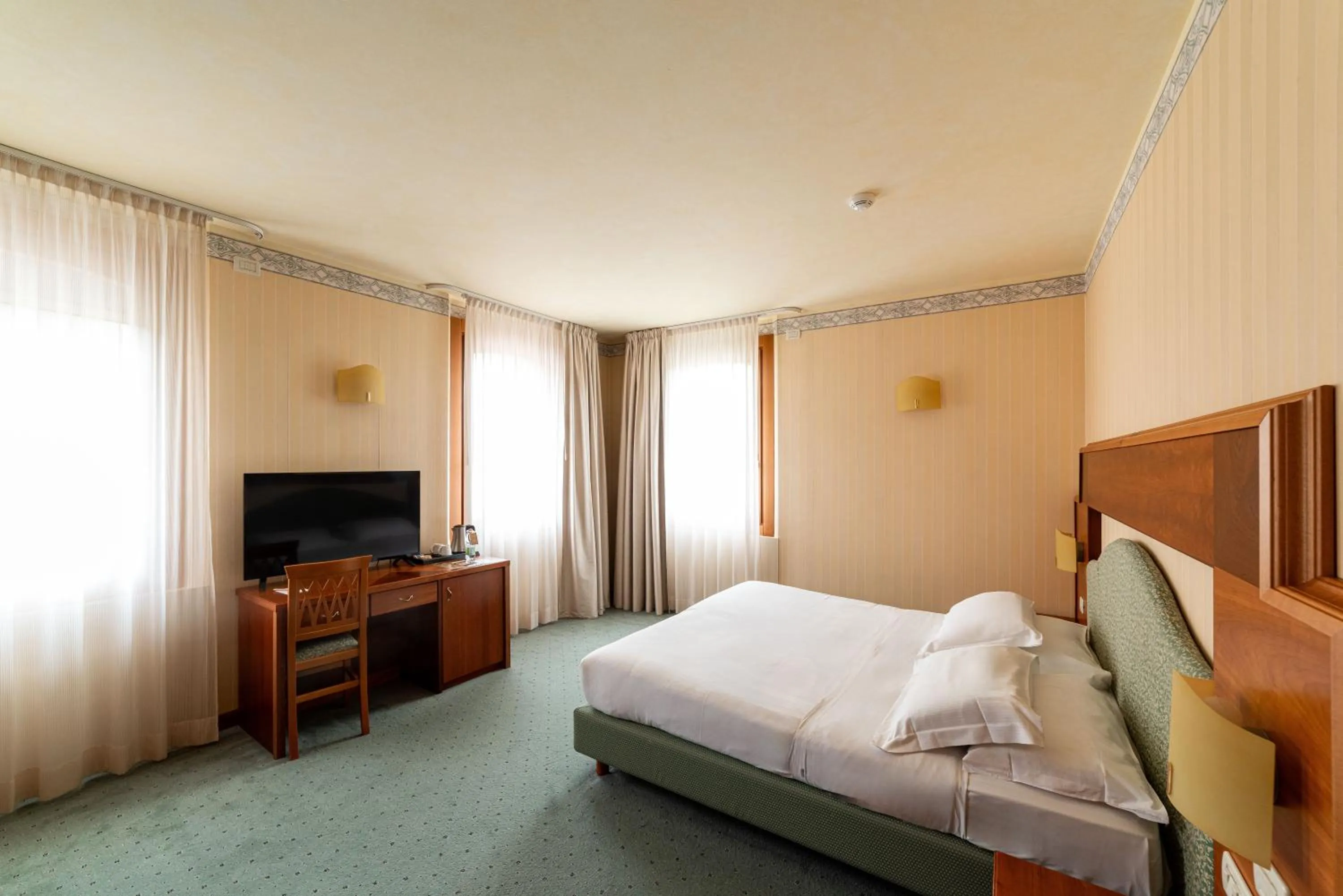 Bed in Phi Hotel Astoria